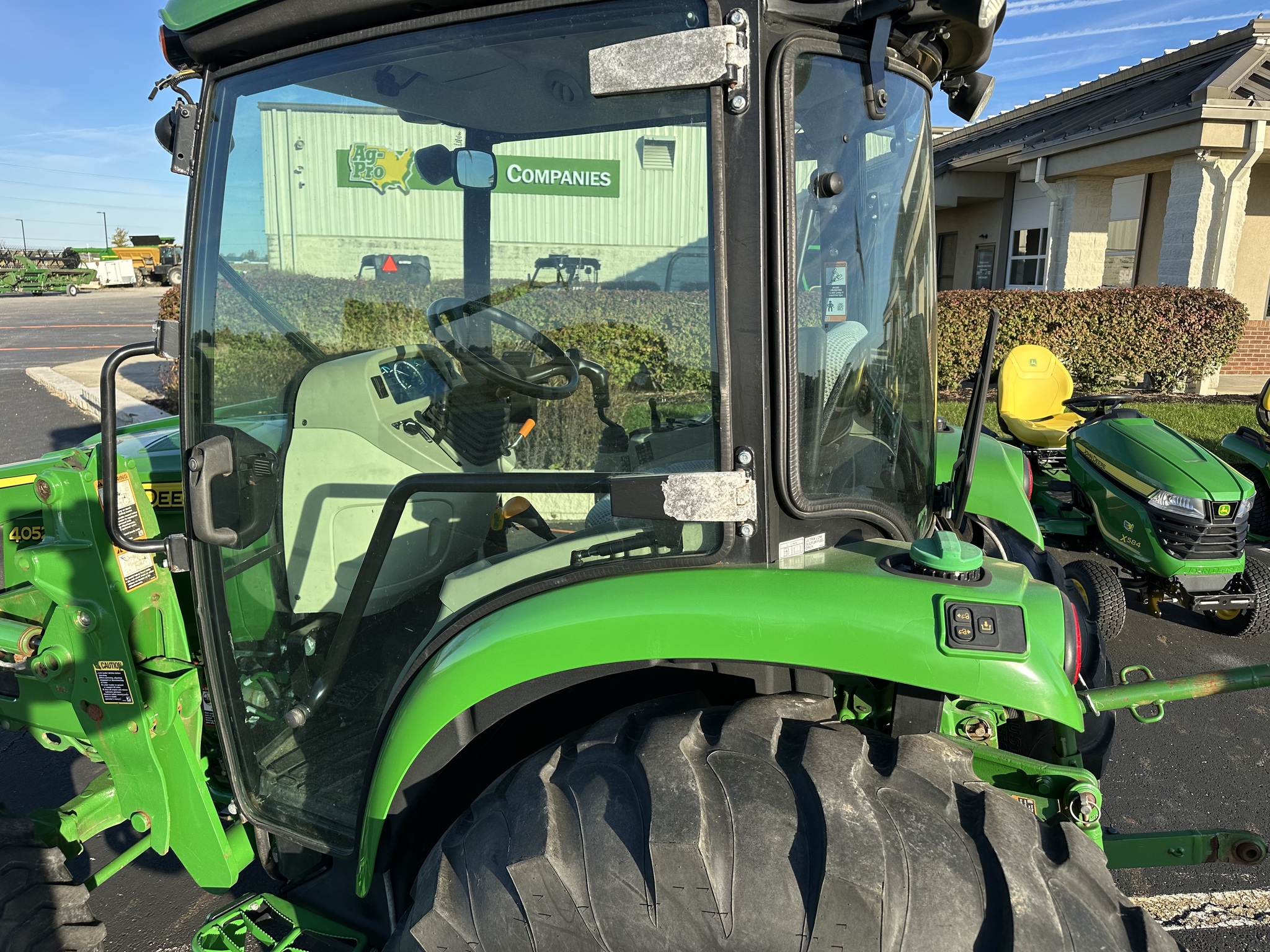2018 John Deere 4052R Image 8