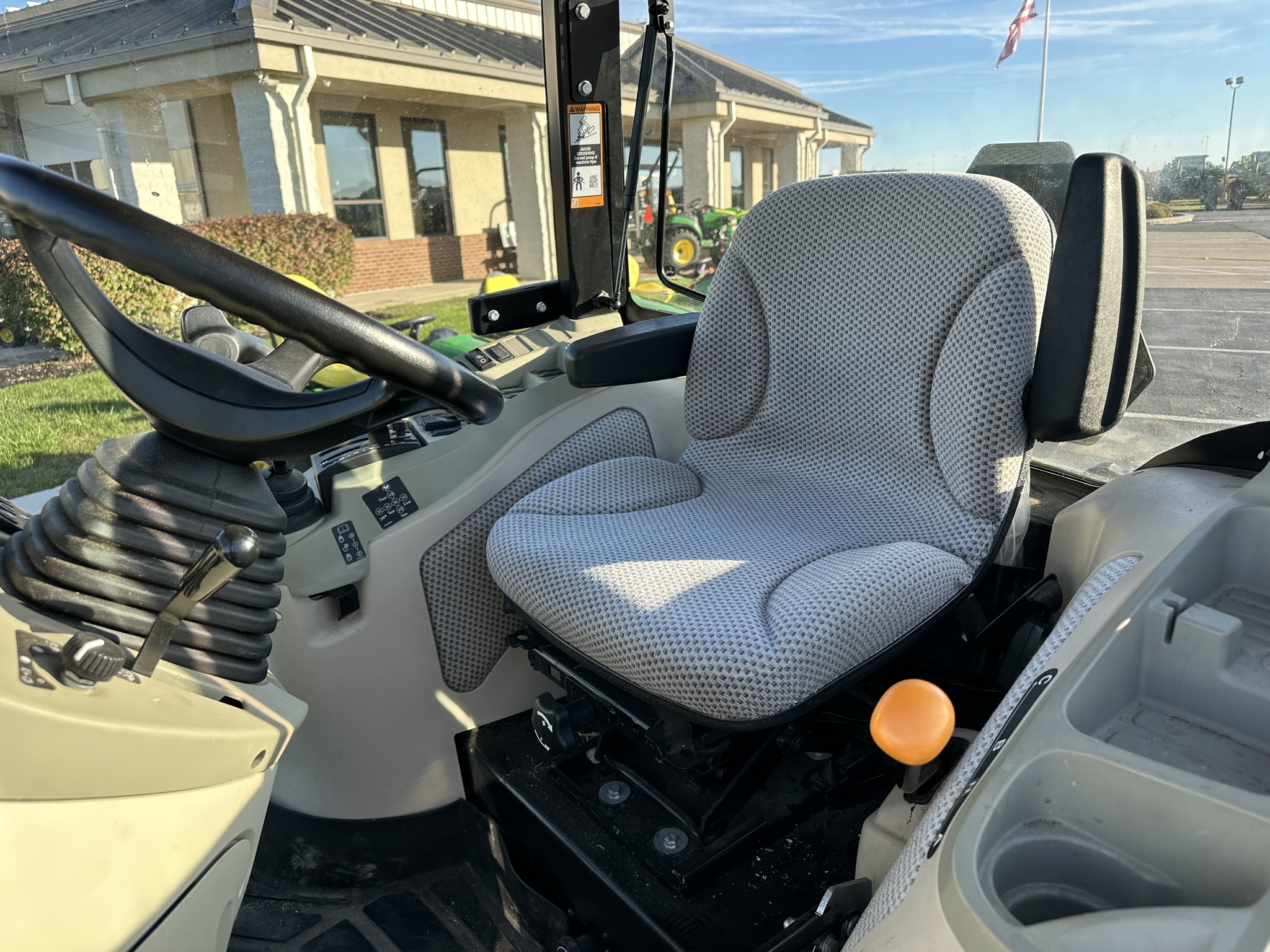 2018 John Deere 4052R Image 9