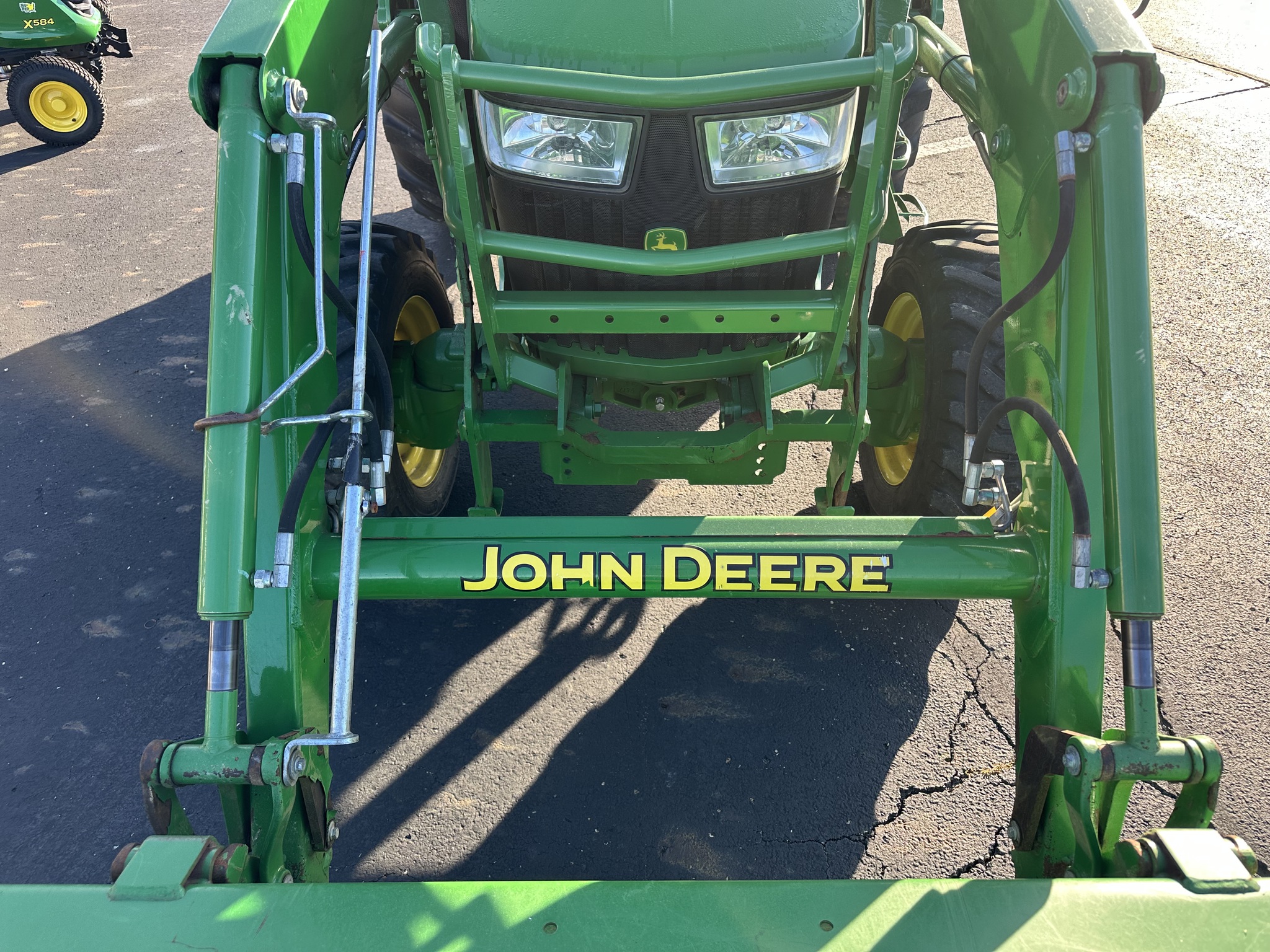 2018 John Deere 4052R Image 12
