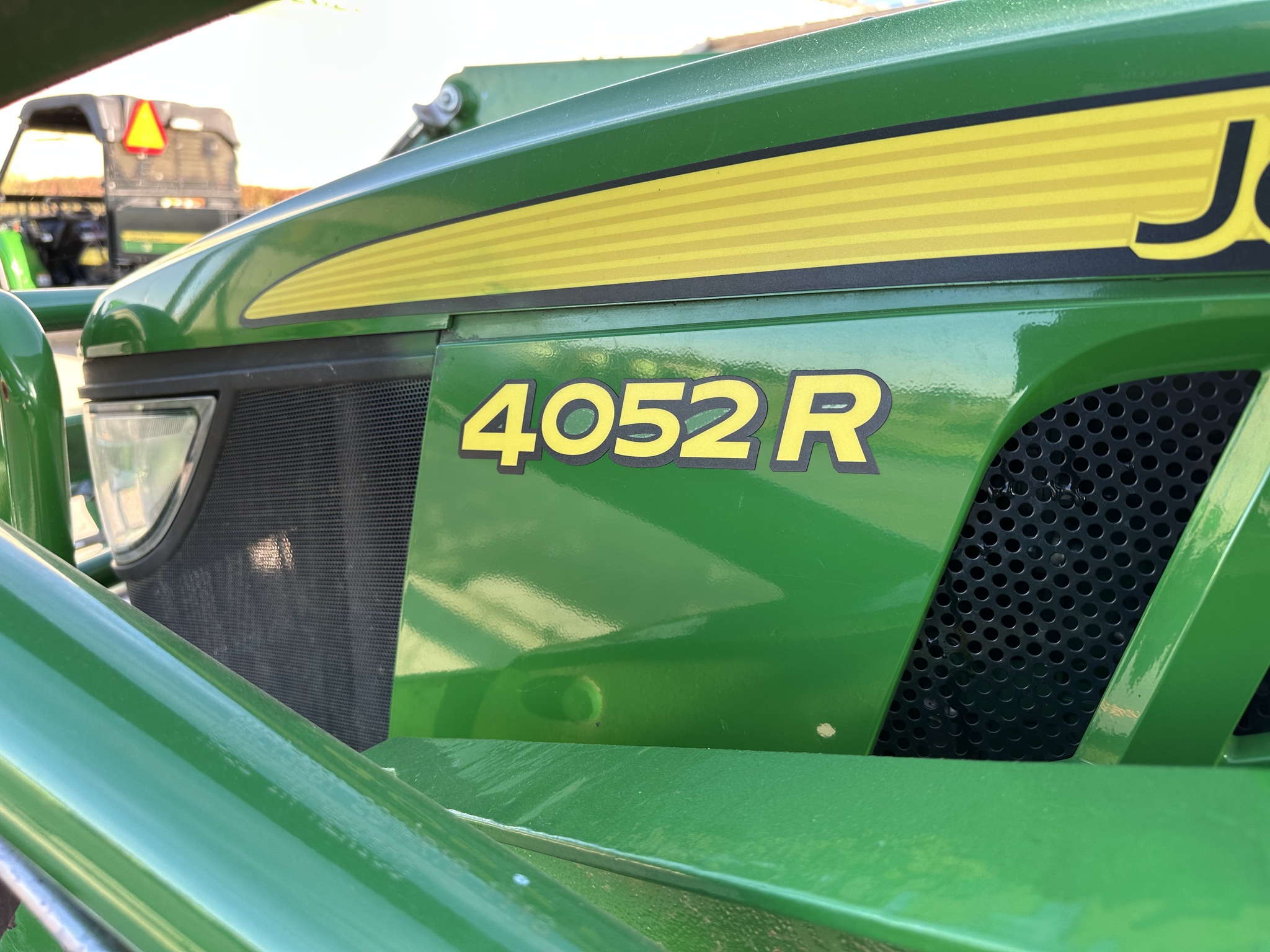 2018 John Deere 4052R Image 14