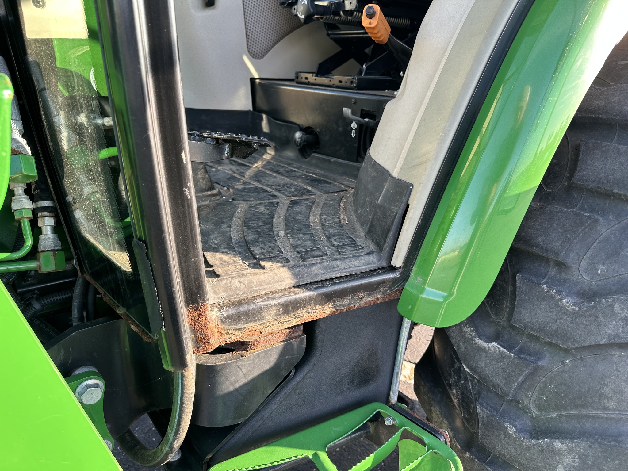2018 John Deere 4052R Image 13