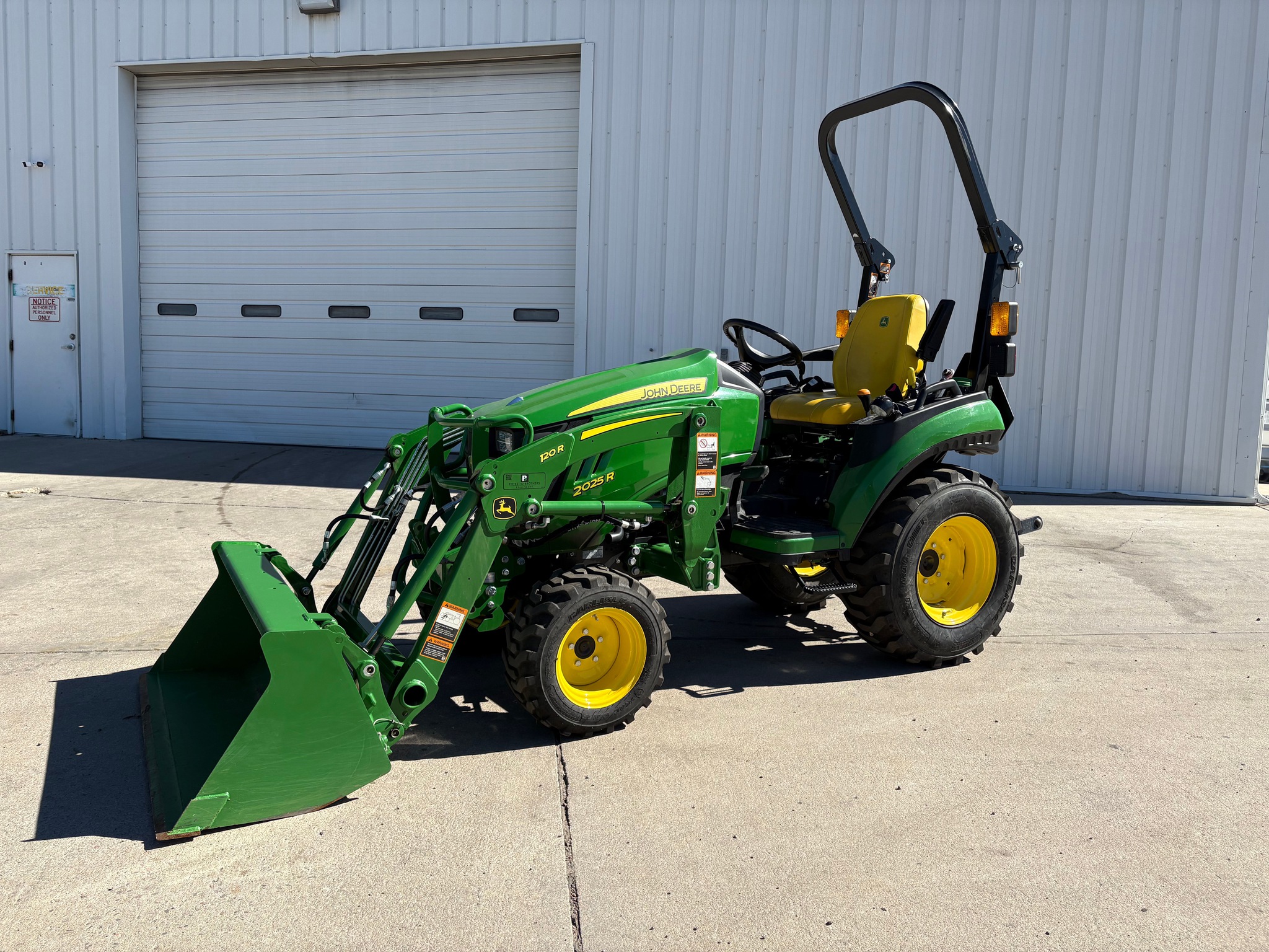 2023 John Deere 2025R Image 1