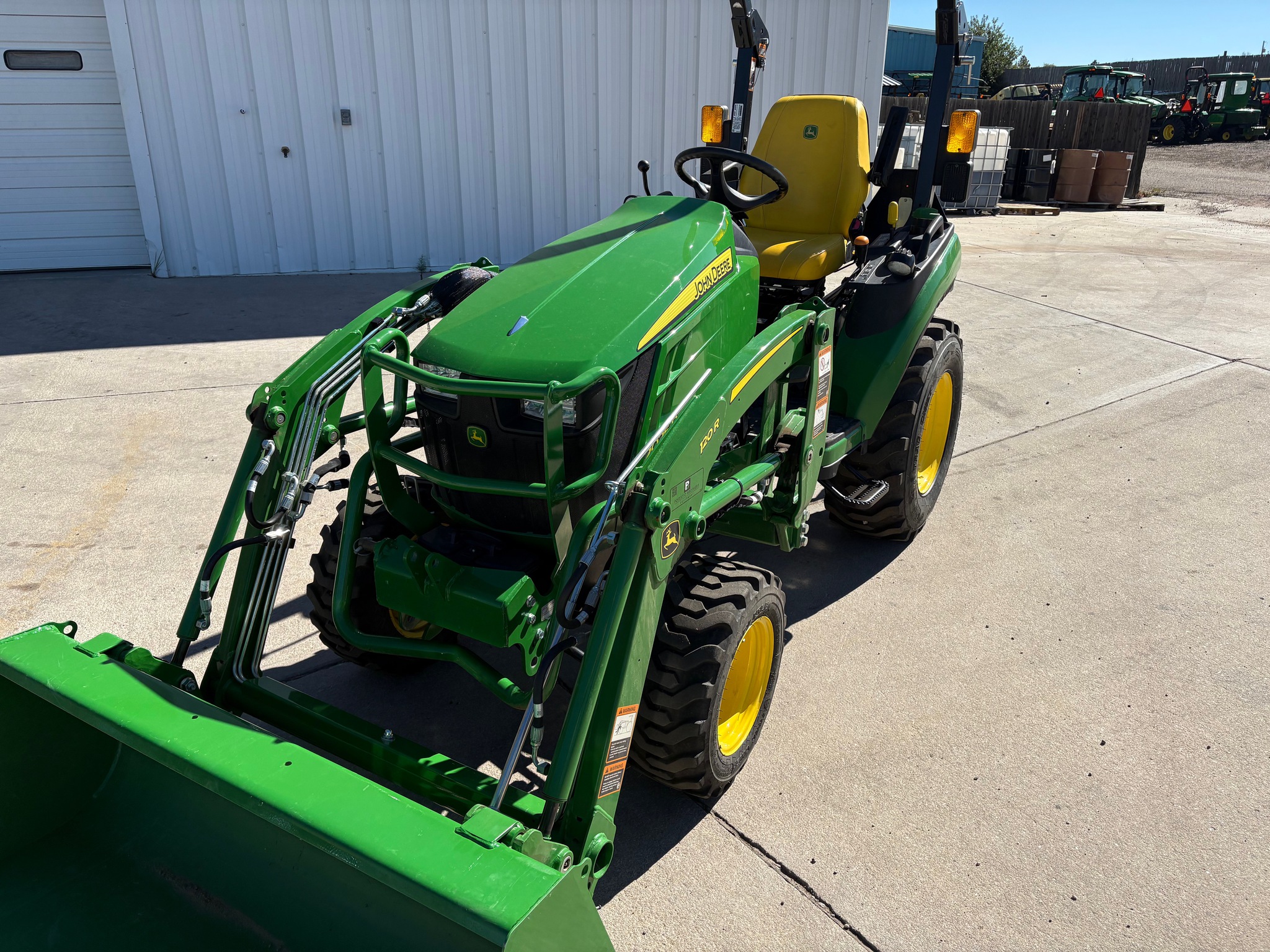 2023 John Deere 2025R Image 12