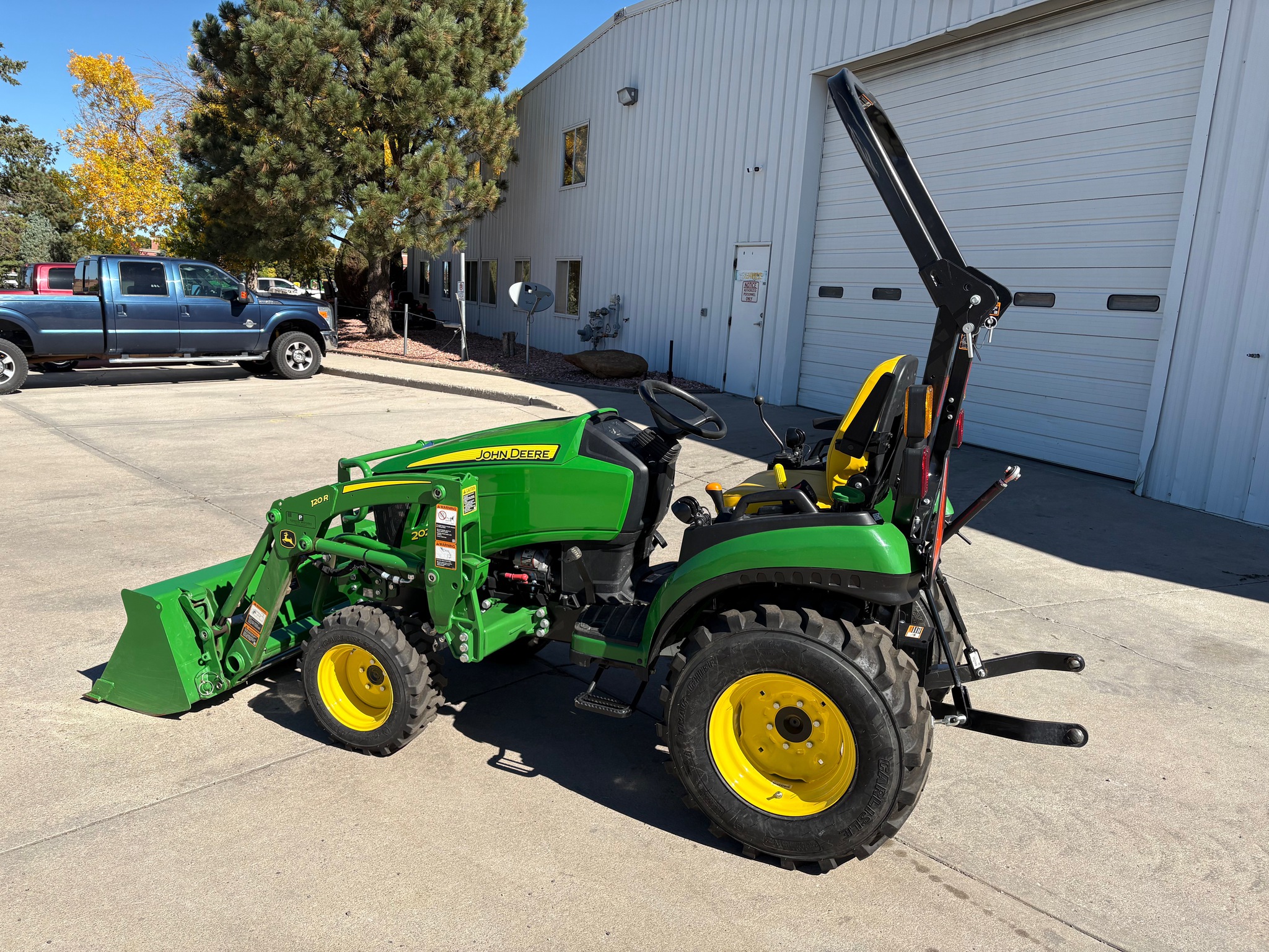 2023 John Deere 2025R Image 3