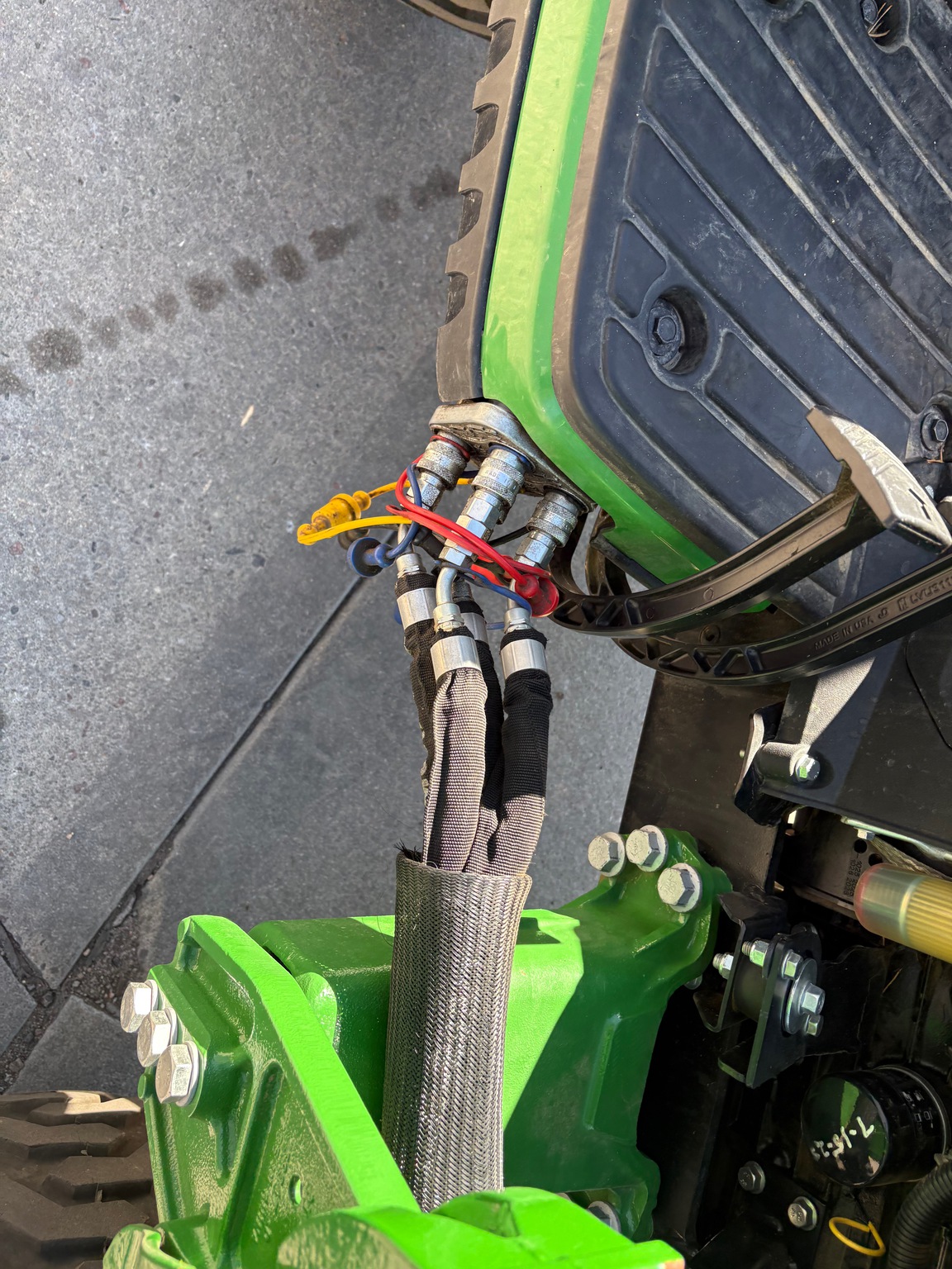 2023 John Deere 2025R Image 17