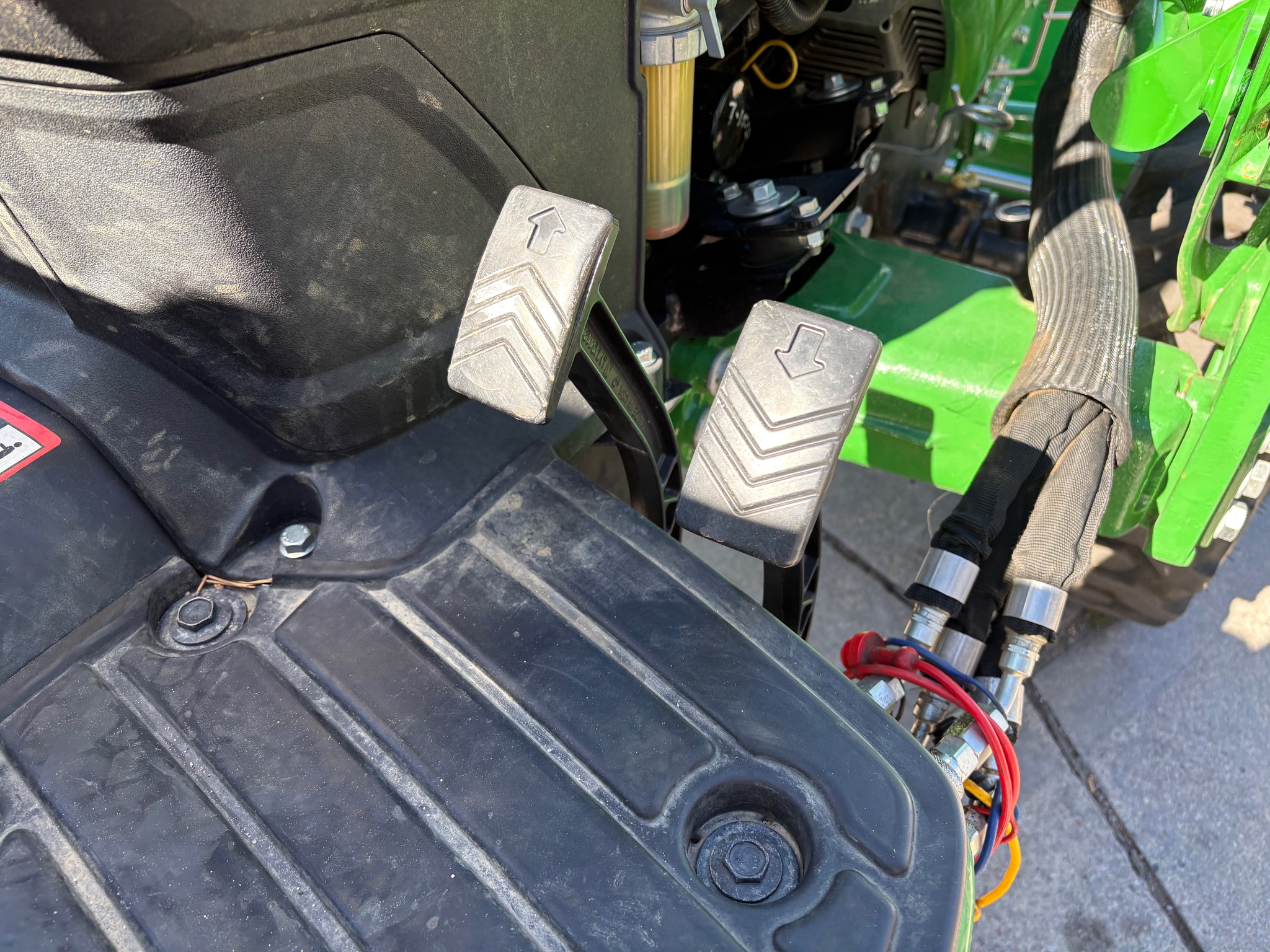2023 John Deere 2025R Image 15