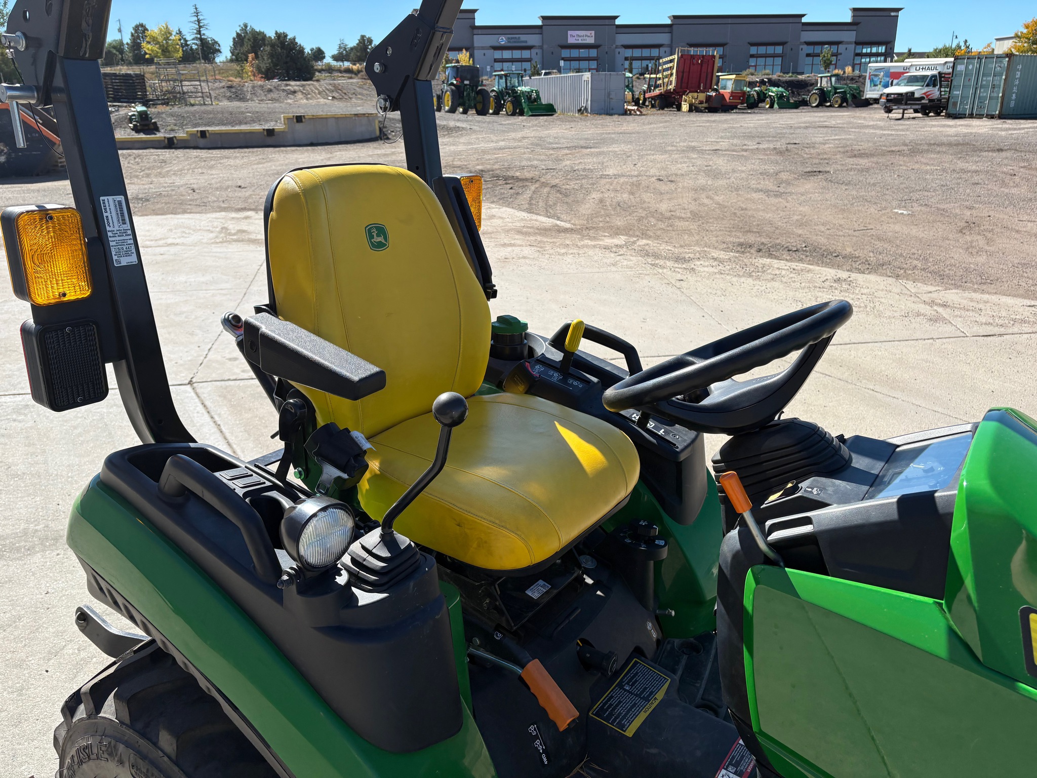 2023 John Deere 2025R Image 16