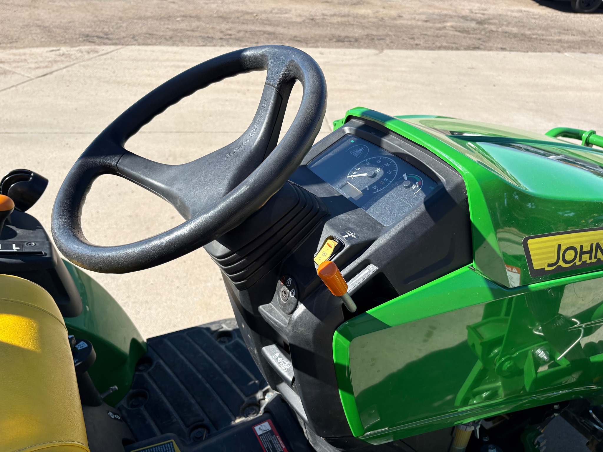 2023 John Deere 2025R Image 13