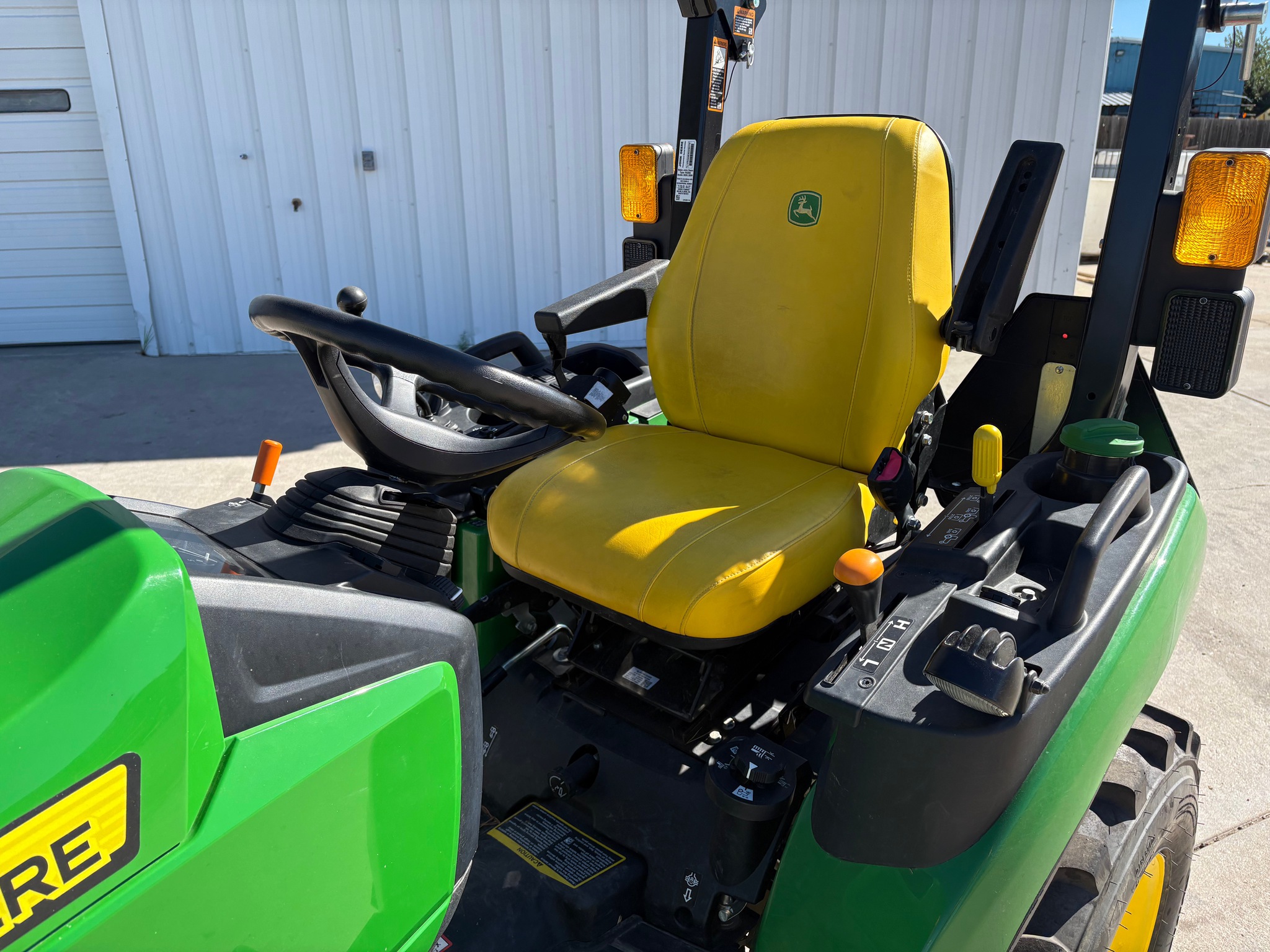 2023 John Deere 2025R Image 11