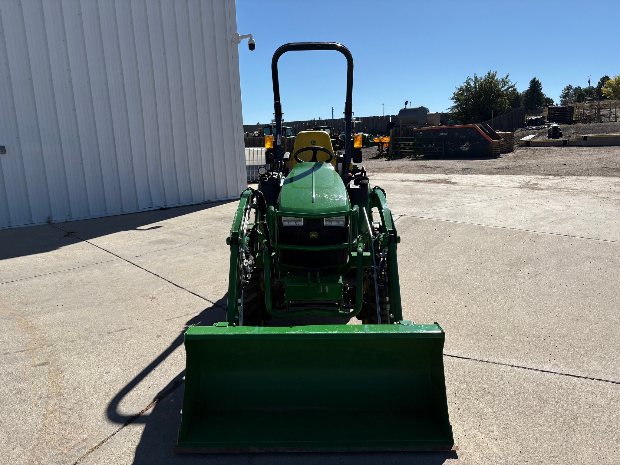 2023 John Deere 2025R Image 8