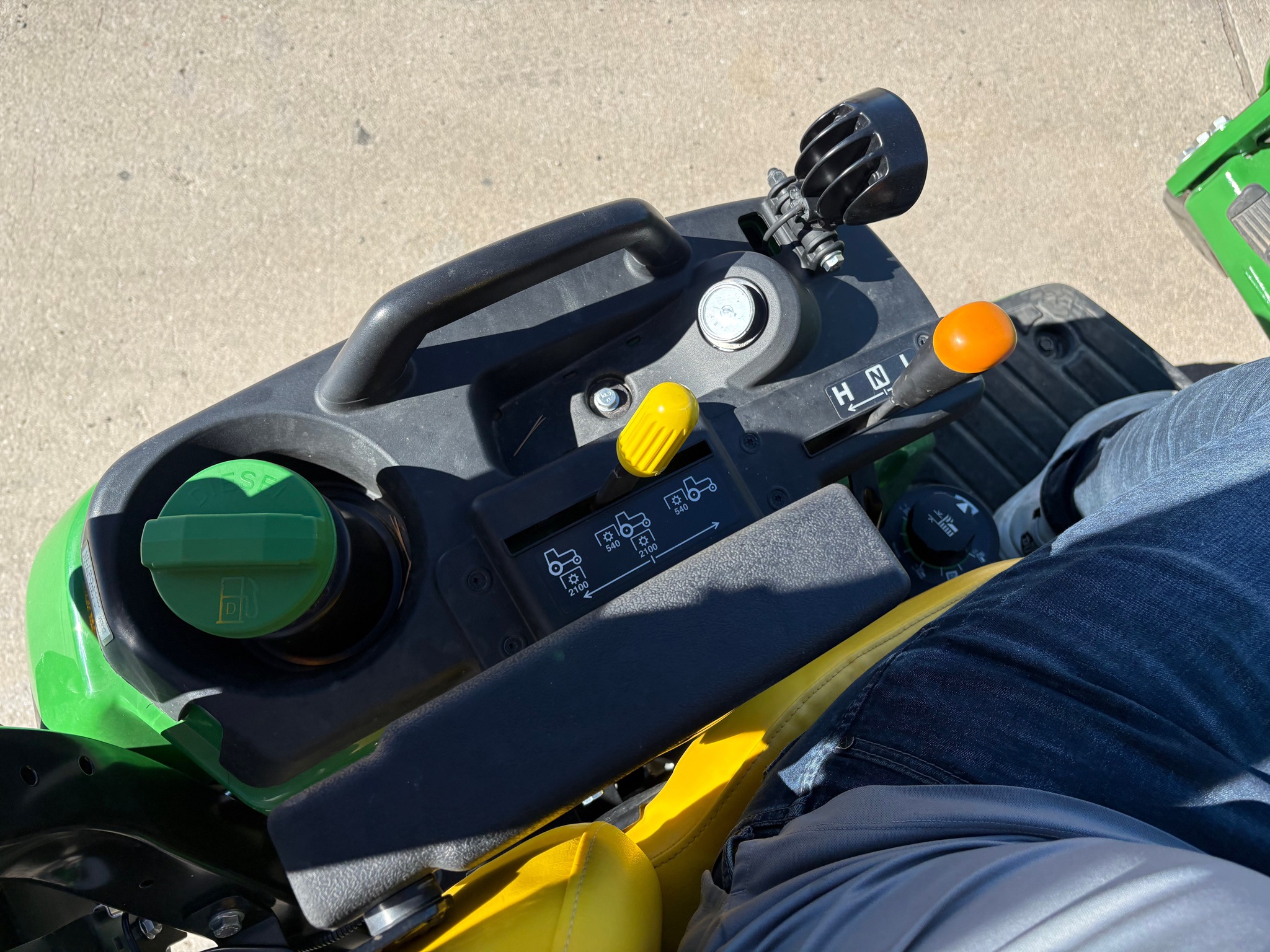 2023 John Deere 2025R Image 20