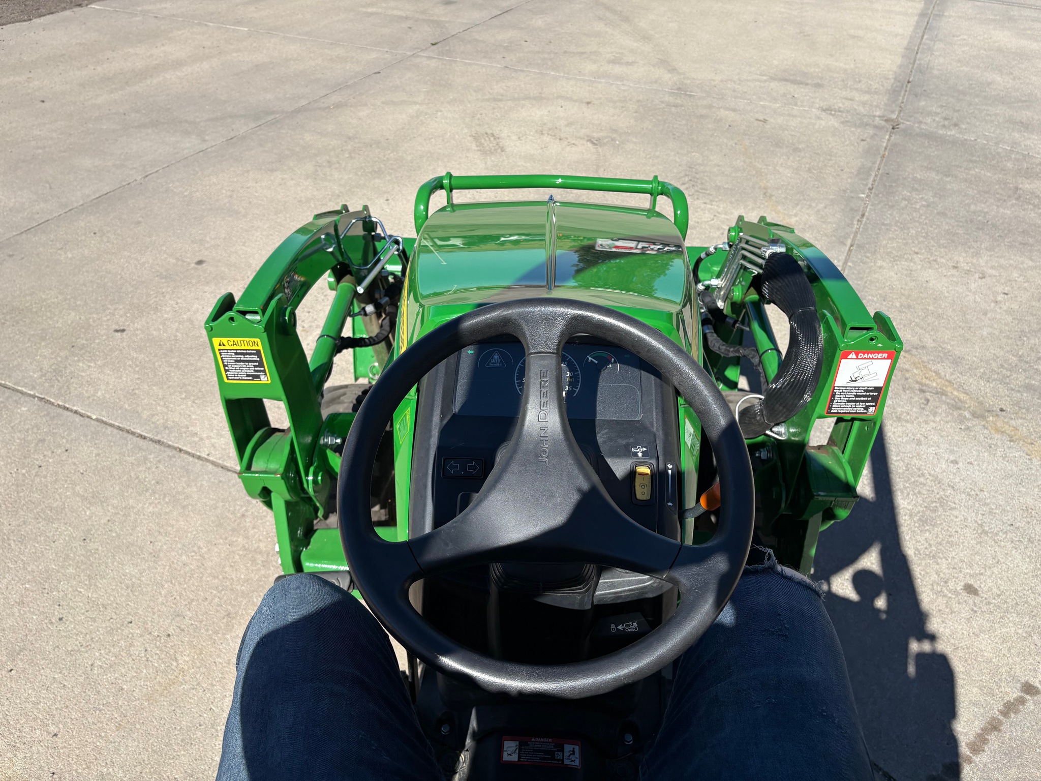 2023 John Deere 2025R Image 19