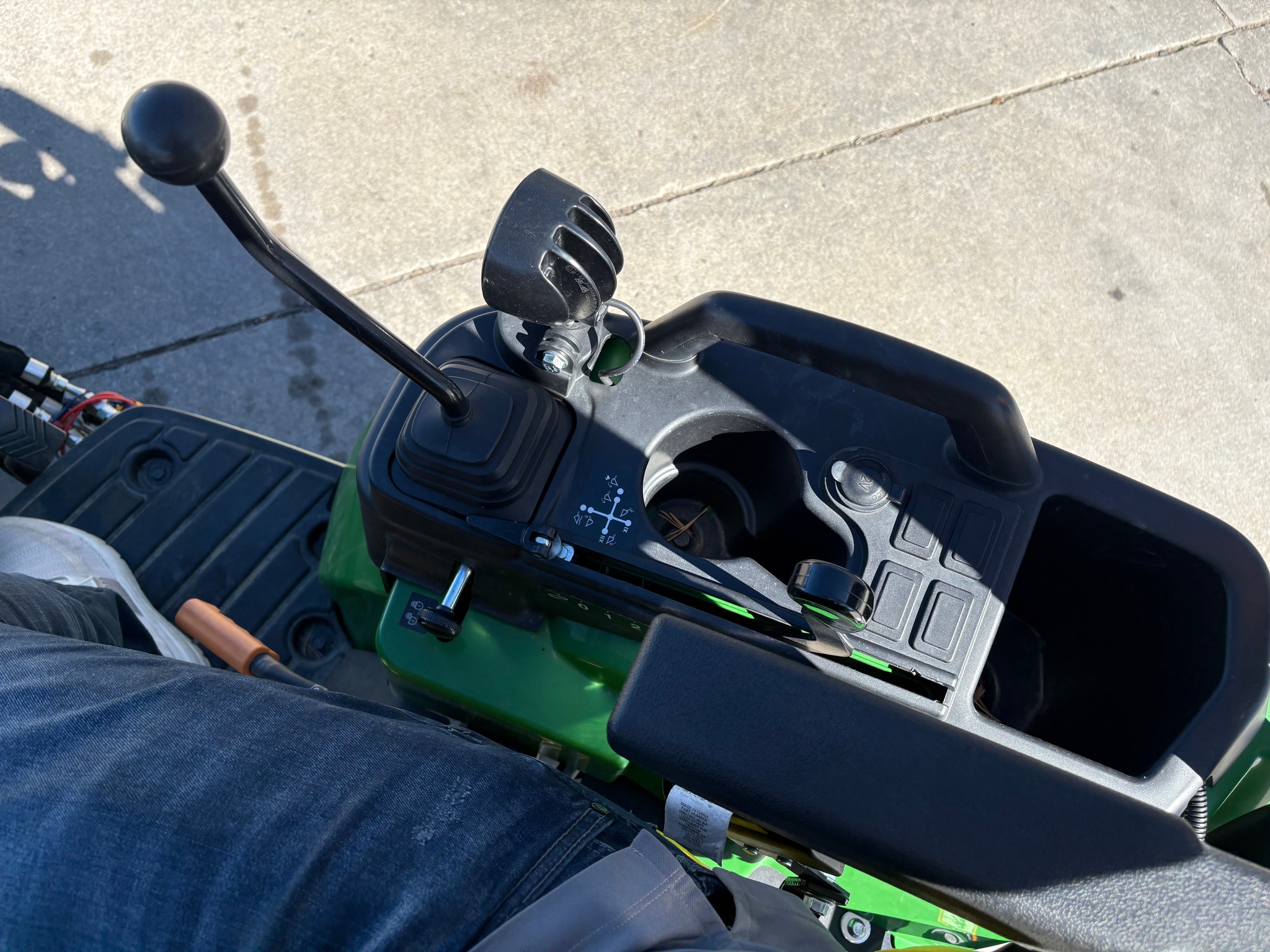2023 John Deere 2025R Image 18