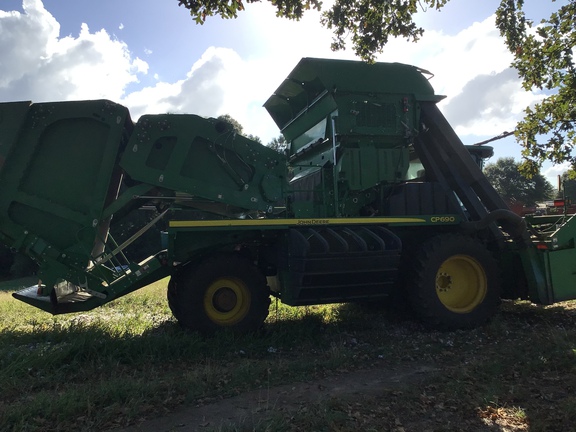 2017 John Deere CP690 Photo 11