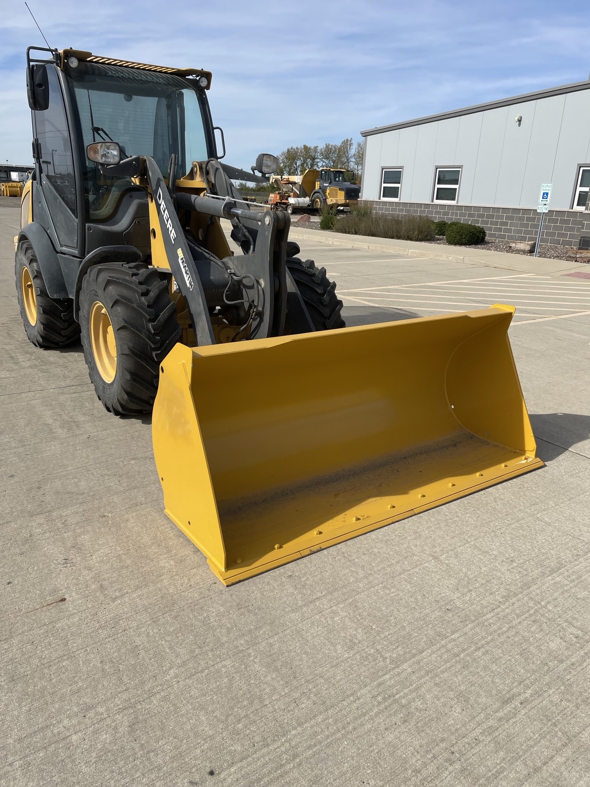 2022 John Deere 304L Image 4