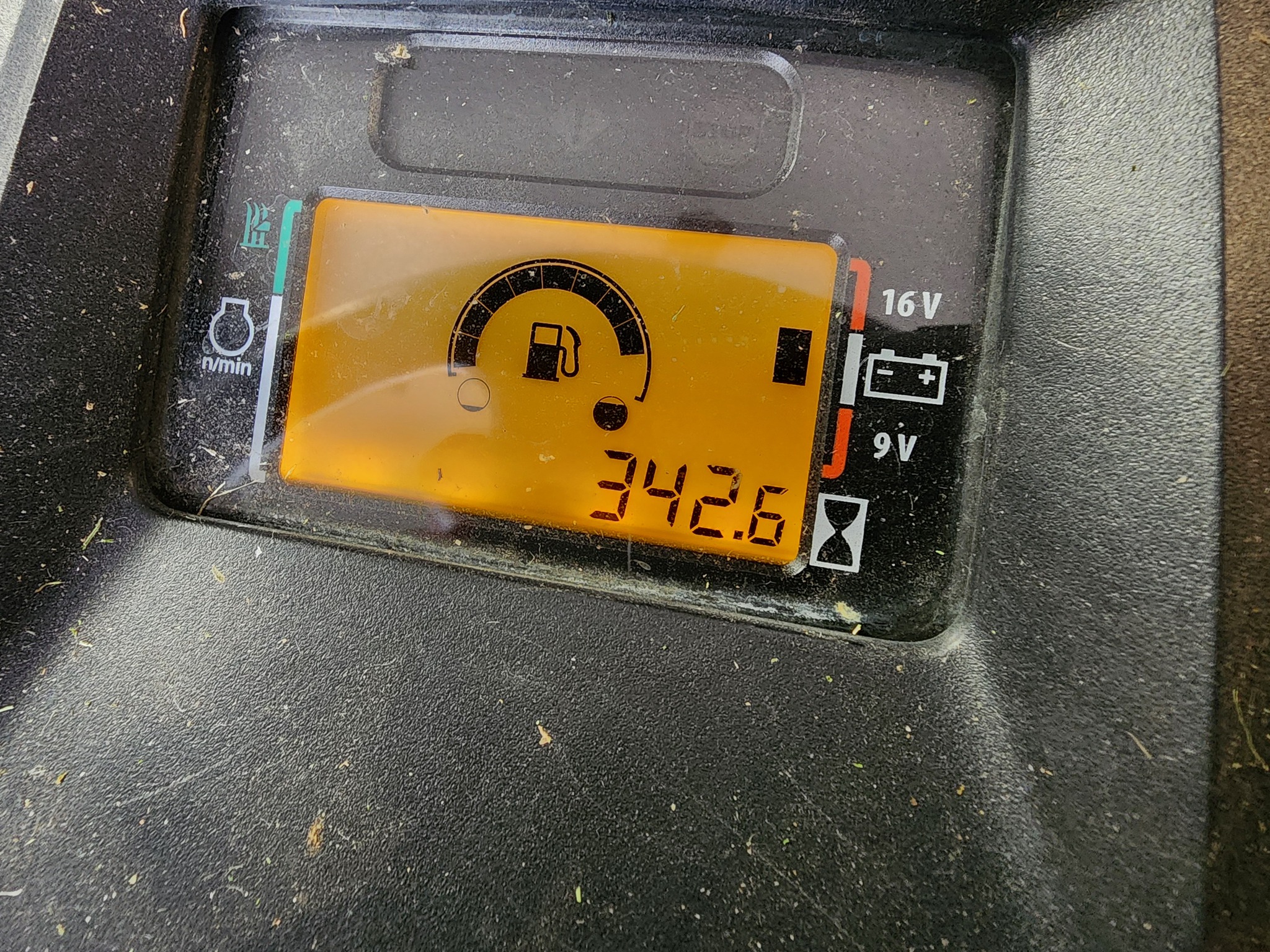 2019 John Deere X380 Image 9