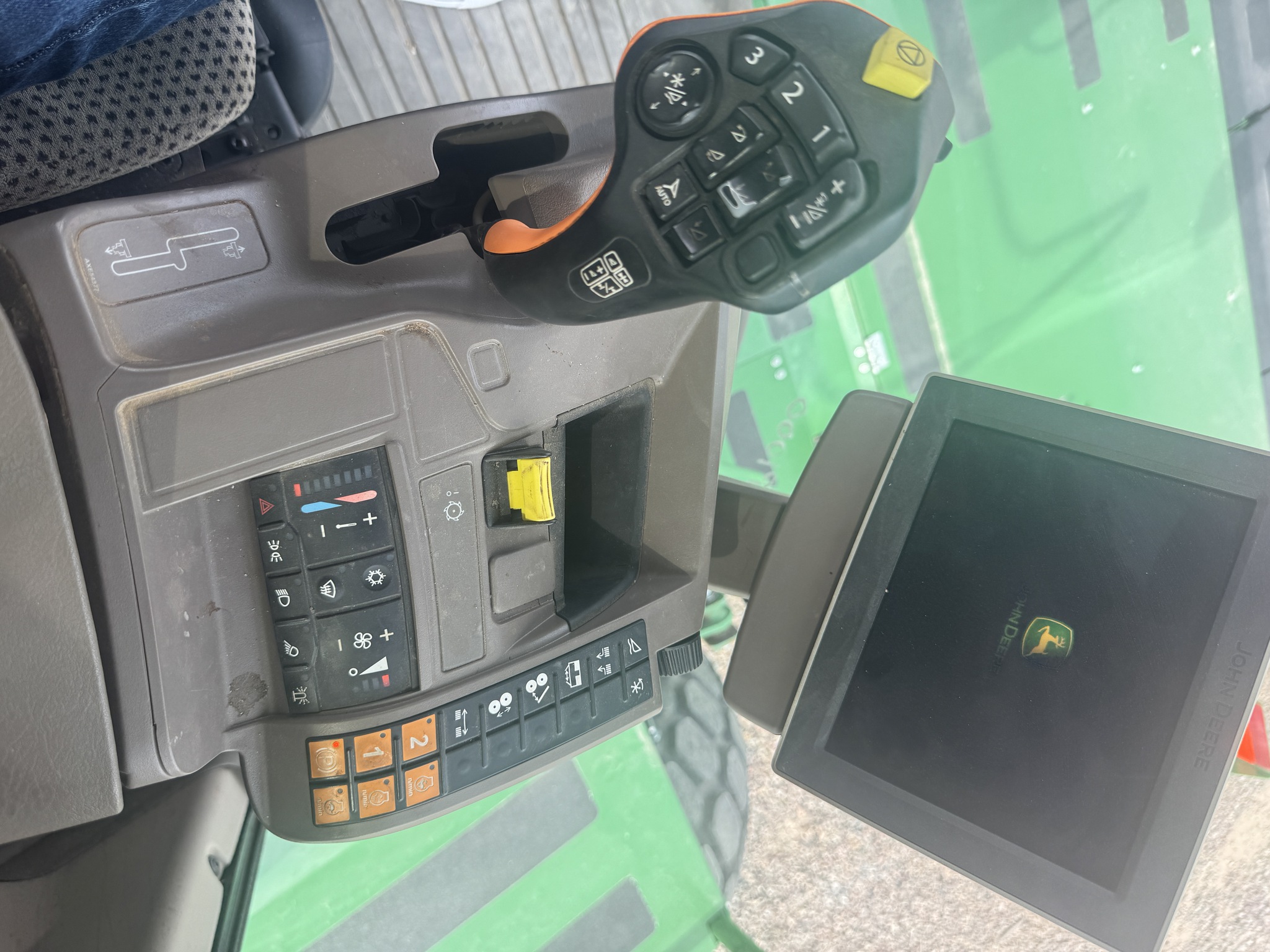 2022 John Deere W200M Image 9