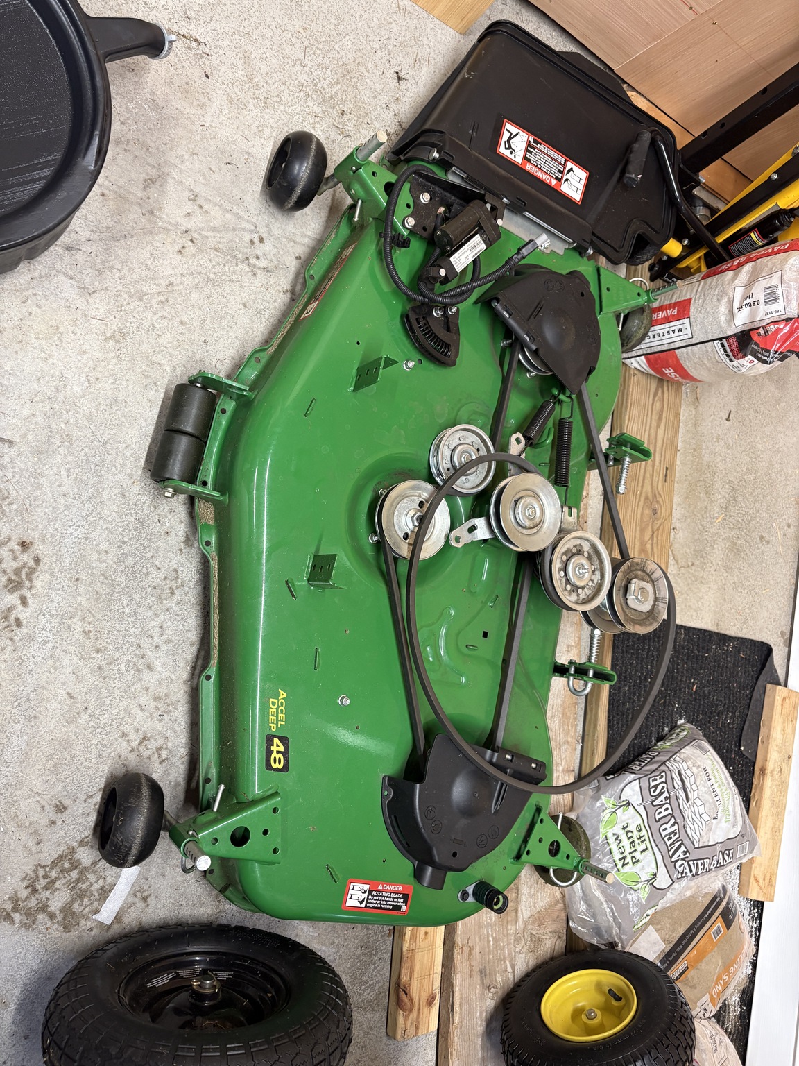 2023 John Deere X590 Image 7