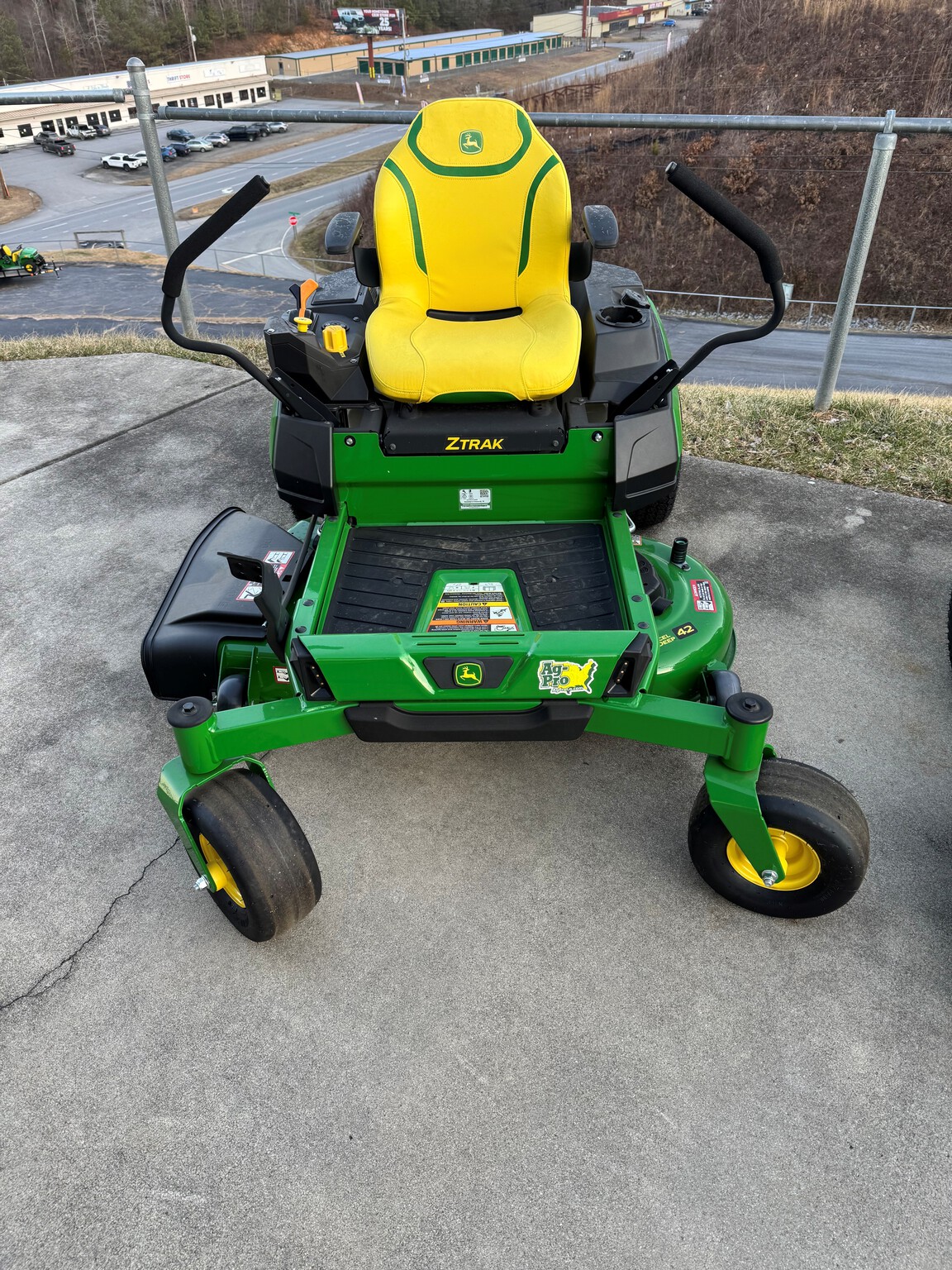 2025 John Deere Z320R Image 2