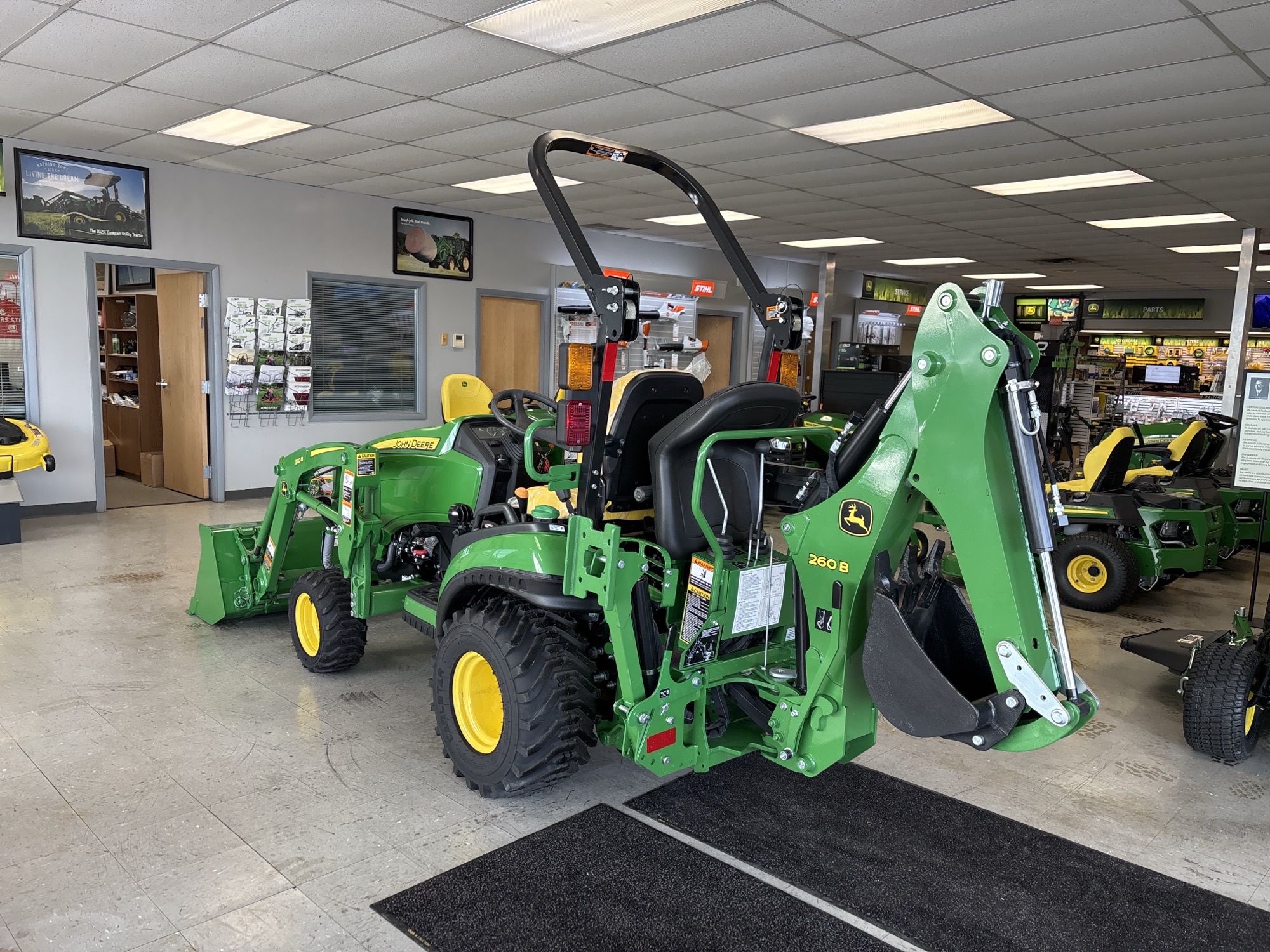 Used 2024 John Deere 1025R Compact Utility Tractors at Koenig Equipment in Lebanon, OH - PhotoXL3