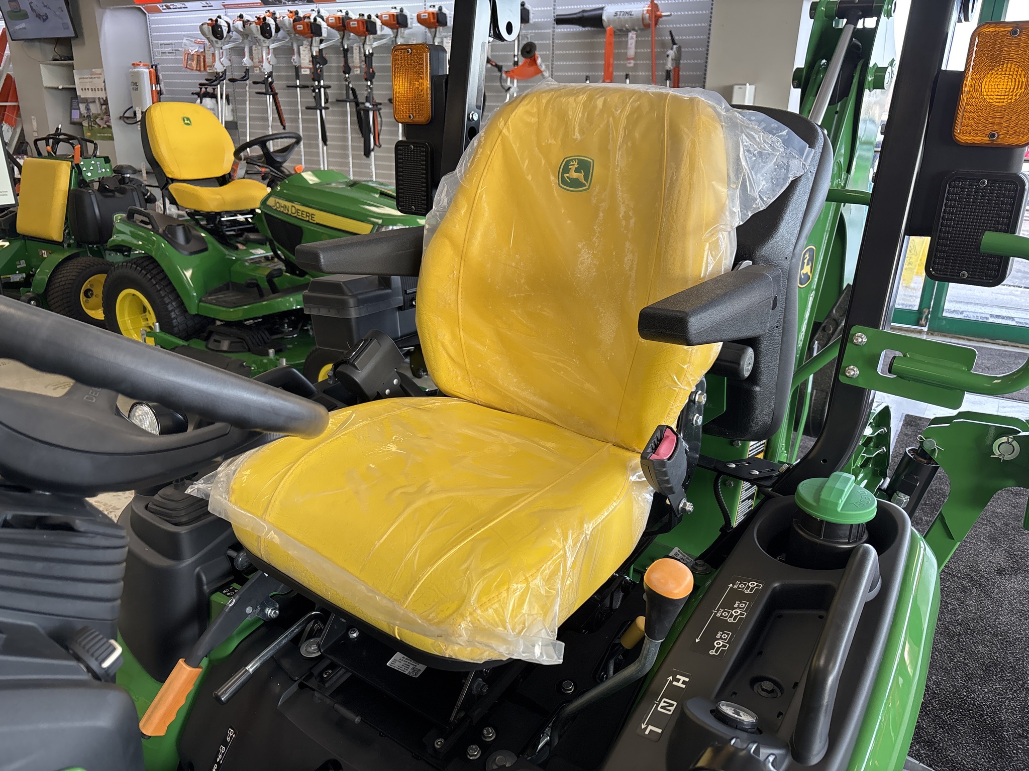 Used 2024 John Deere 1025R Compact Utility Tractors at Koenig Equipment in Lebanon, OH - PhotoXL9