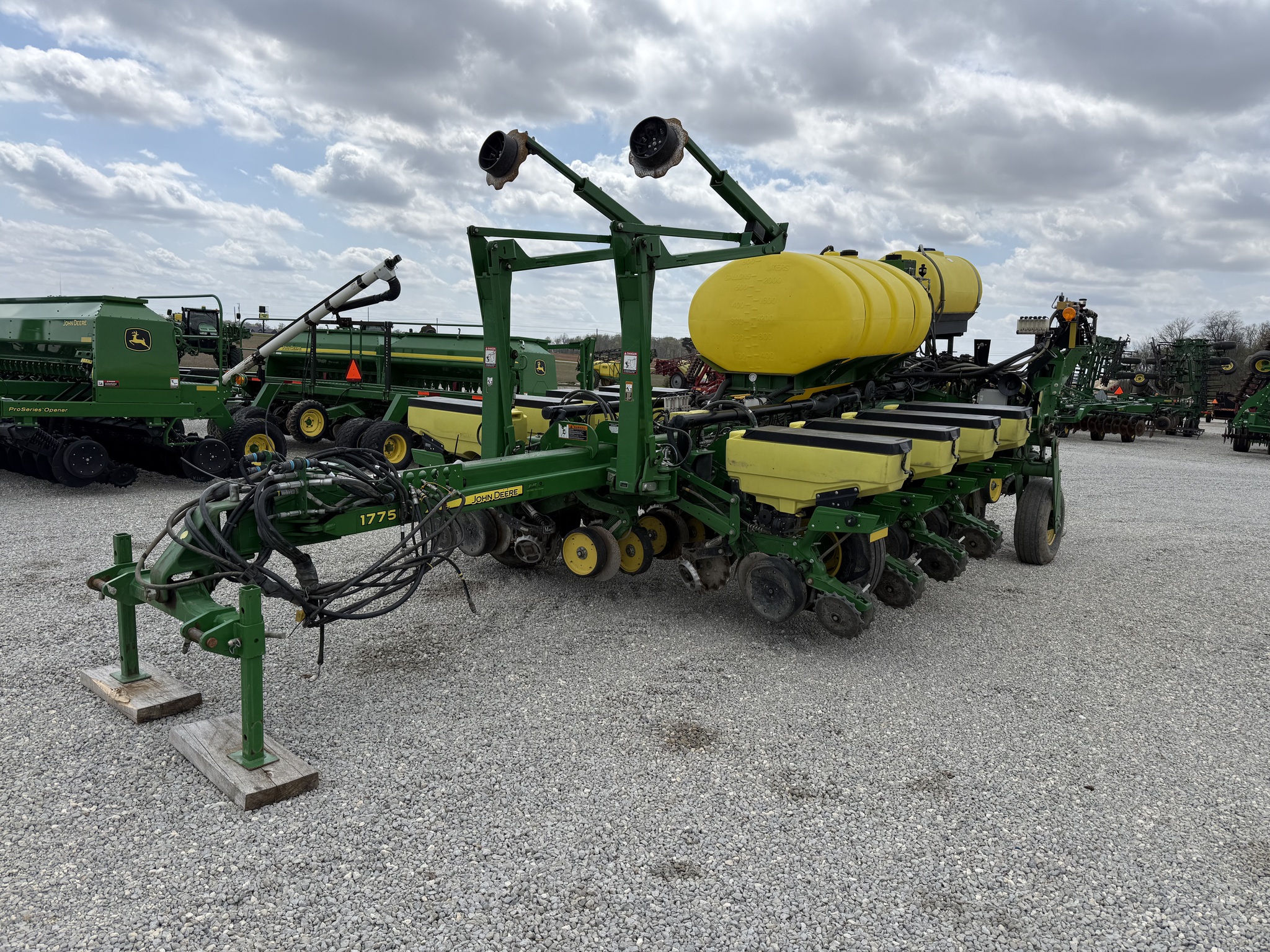 2015 John Deere 1775NT Image 1