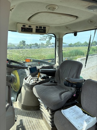 2011 John-Deere 7215R