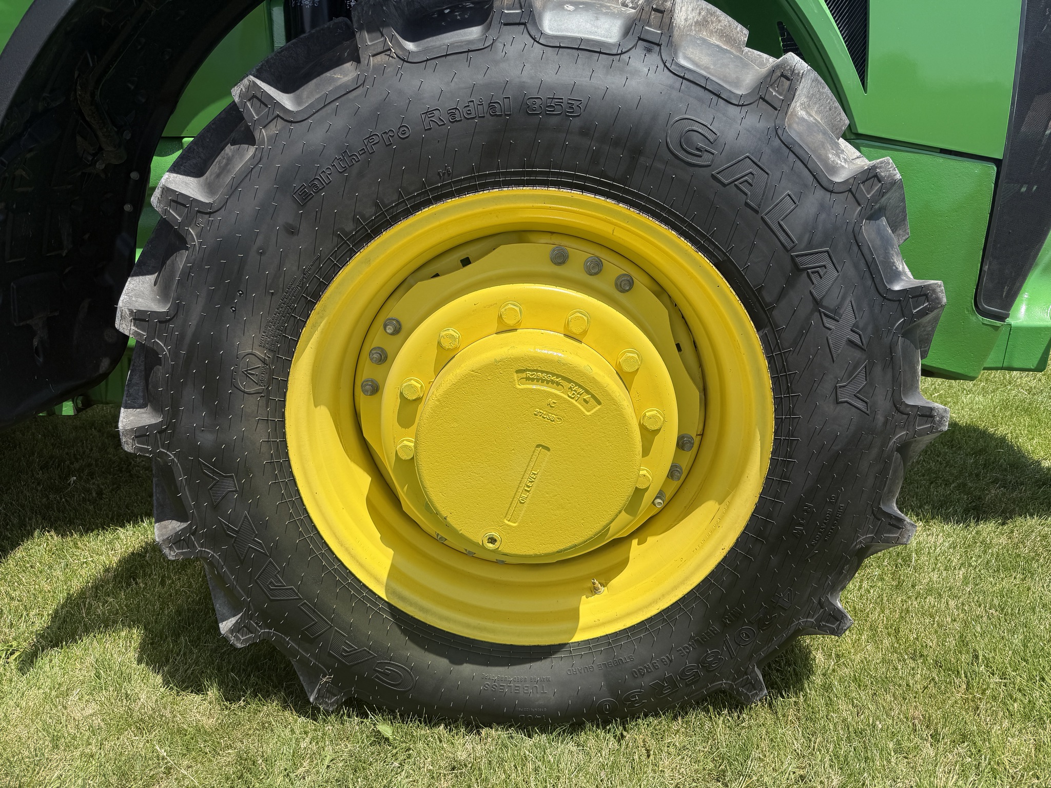 2014 John Deere 8260R Image 11