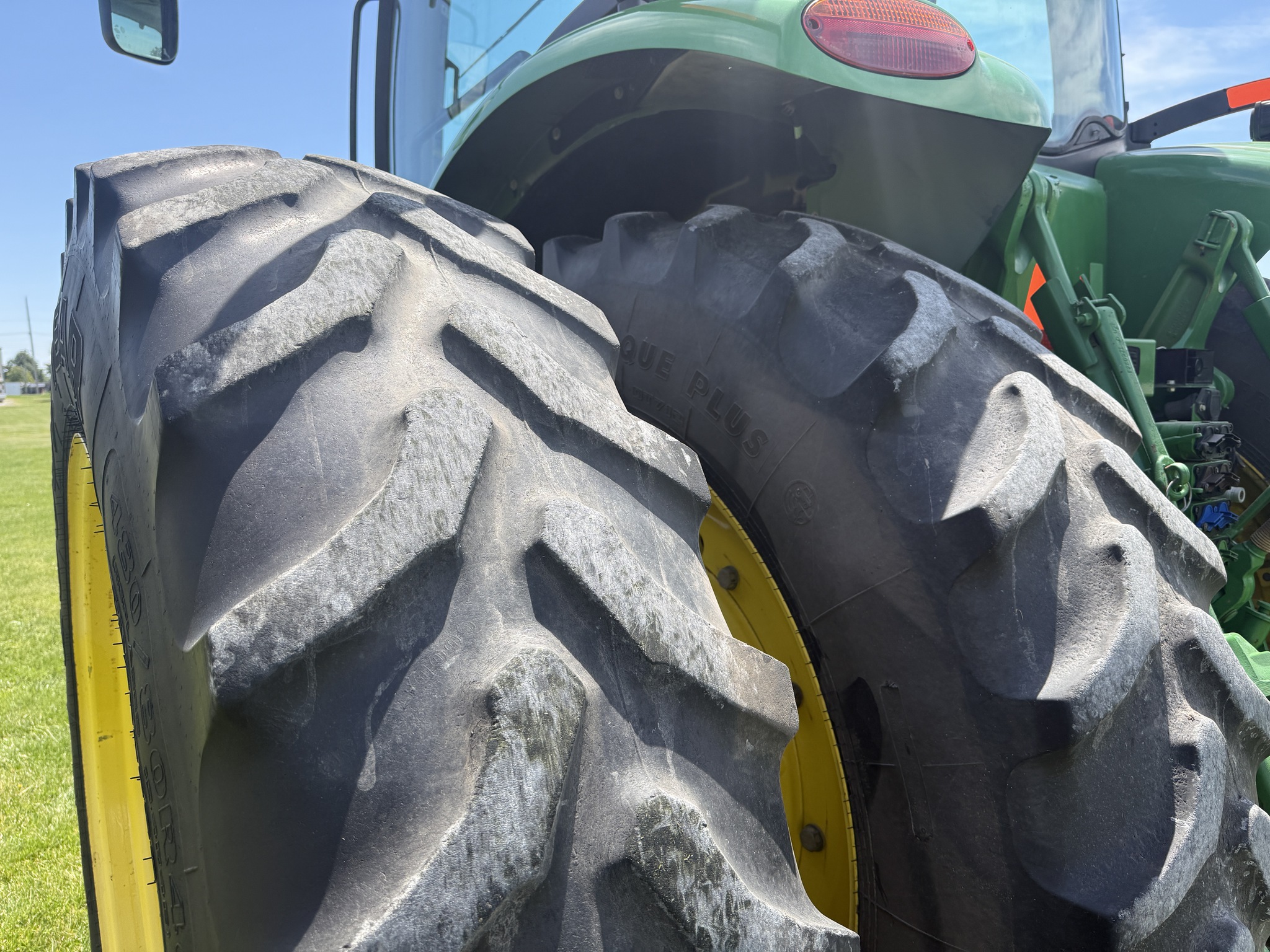 2014 John Deere 8260R Image 16