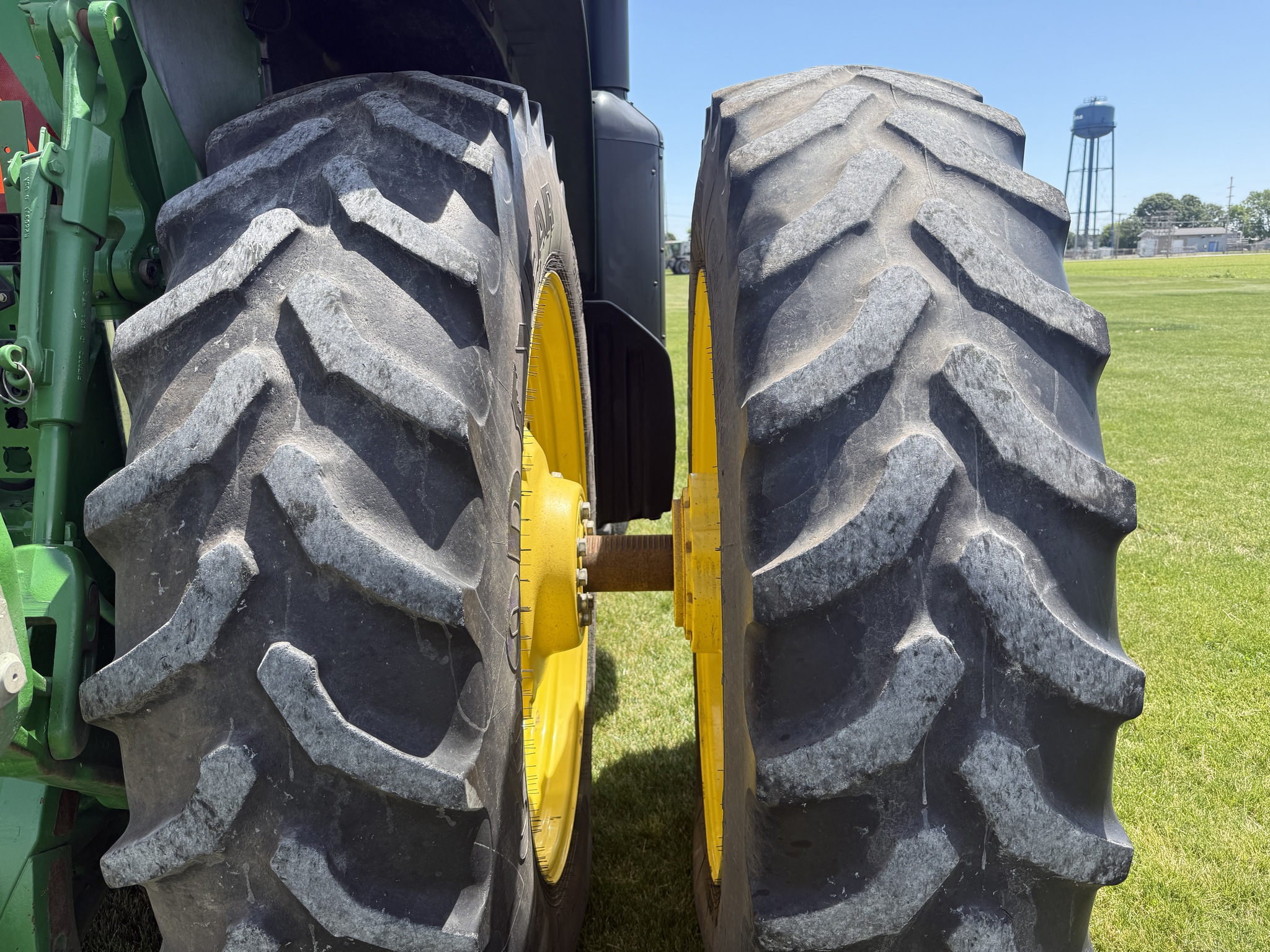 2014 John Deere 8260R Image 17