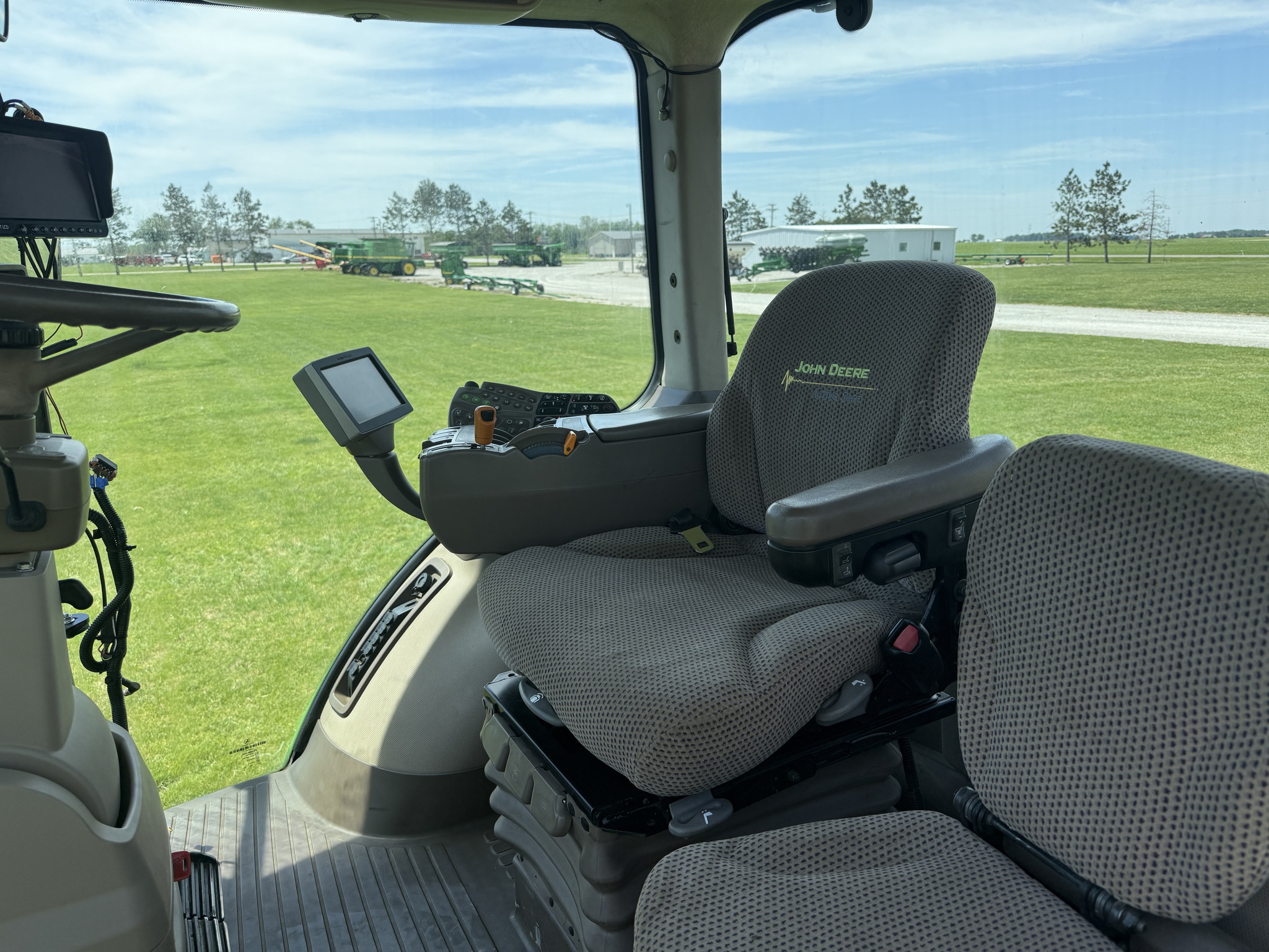 2014 John Deere 8260R Image 10