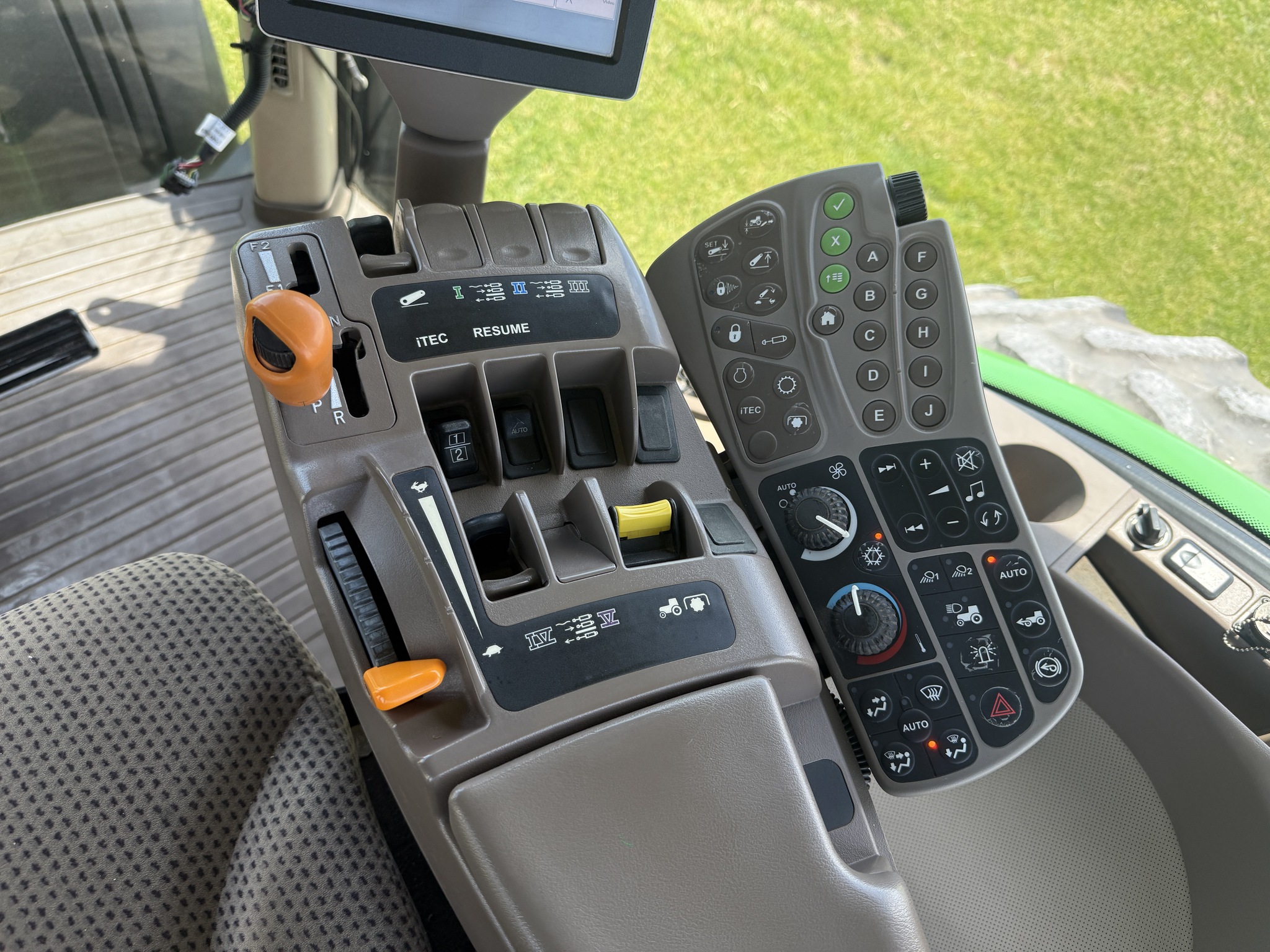 2014 John Deere 8260R Image 21