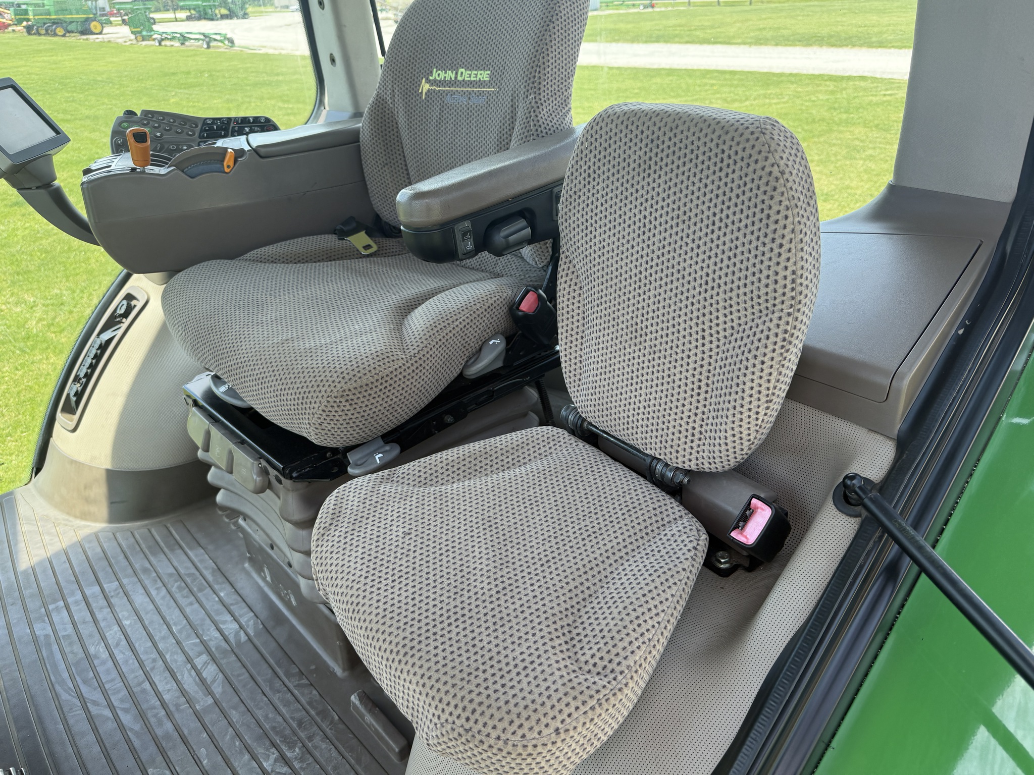 2014 John Deere 8260R Image 20