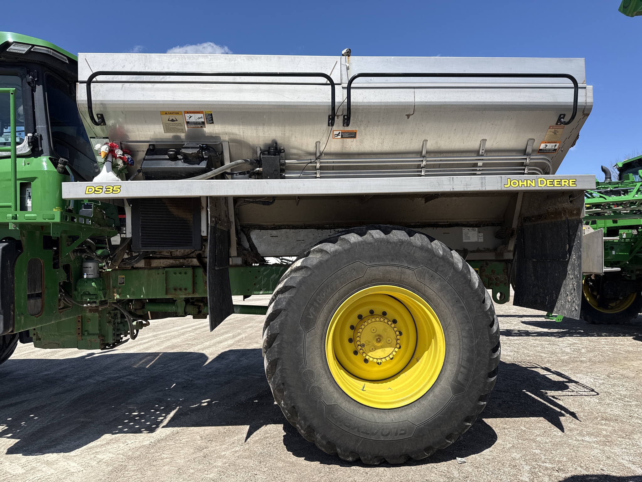 2023 John Deere 800R Image 9
