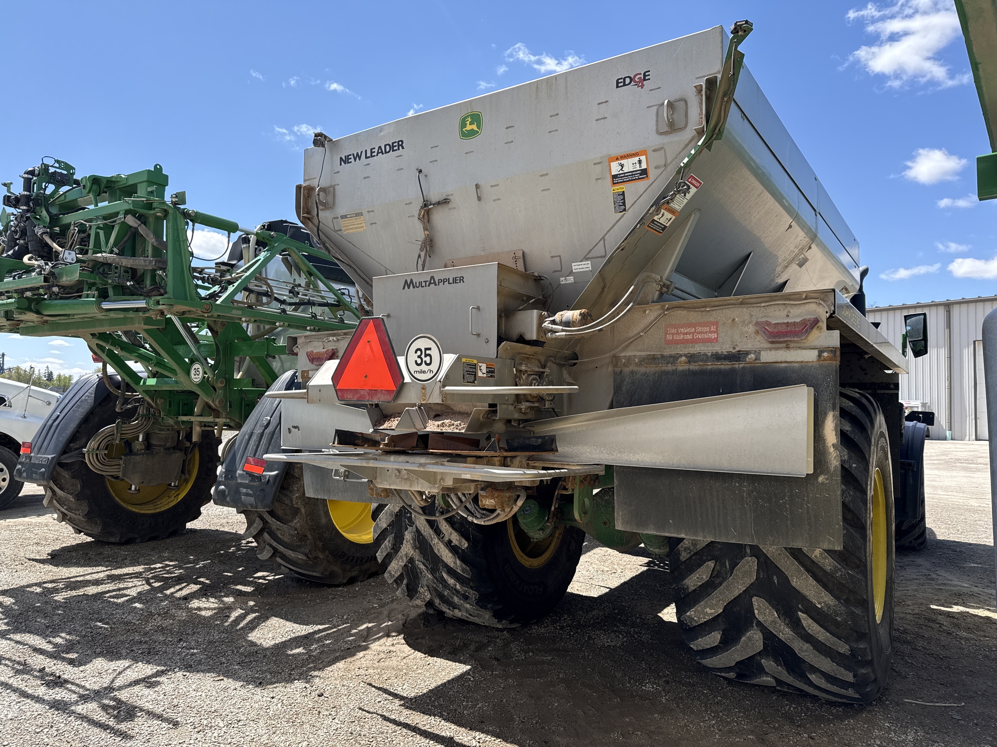 2023 John Deere 800R Image 40