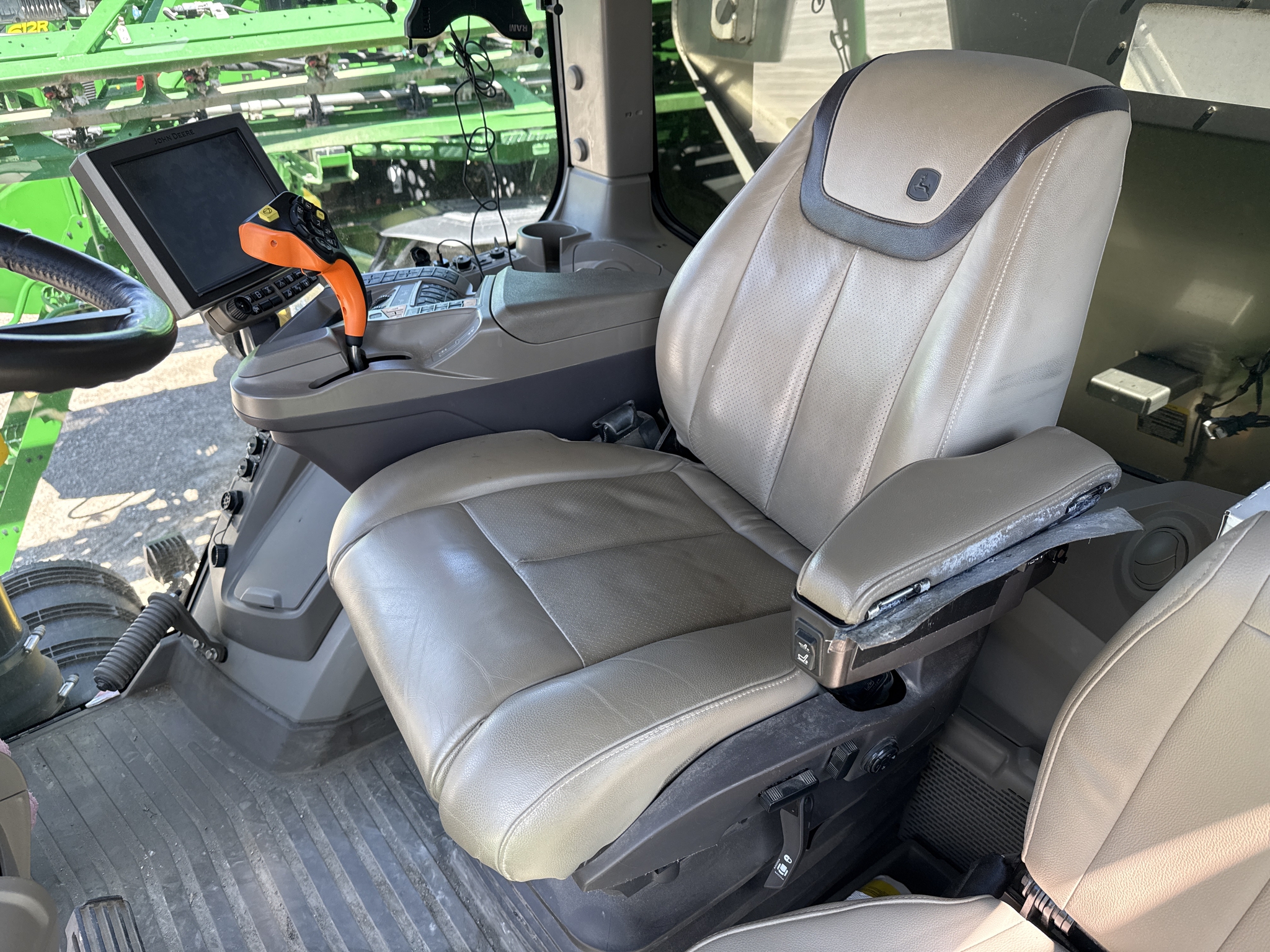 2023 John Deere 800R Image 75