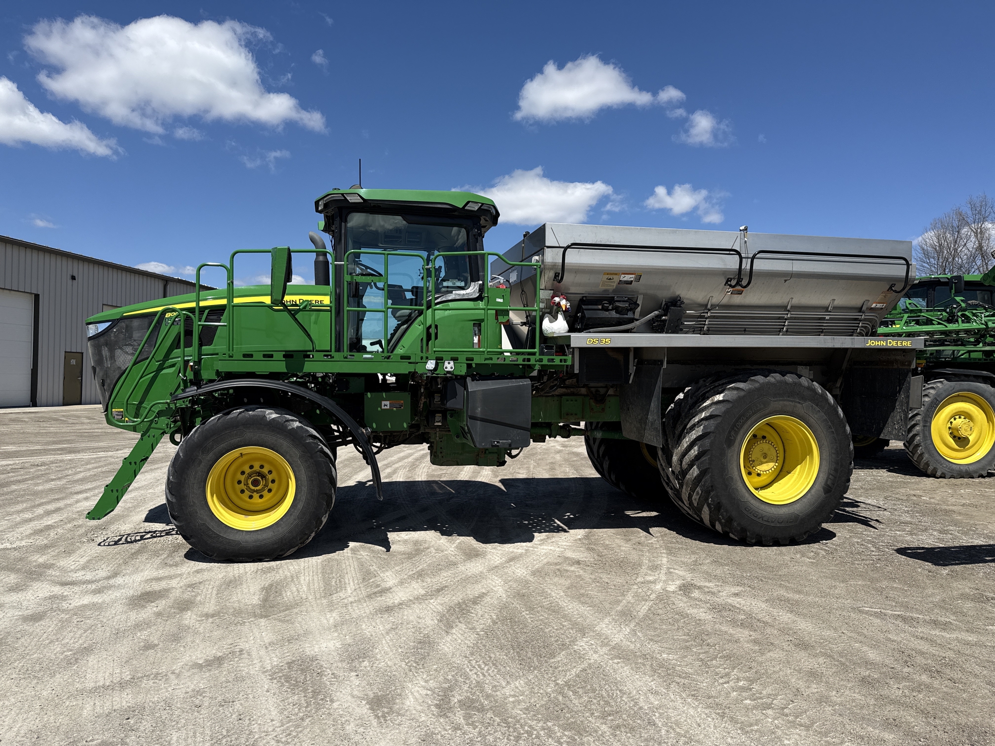 2023 John Deere 800R Image 8