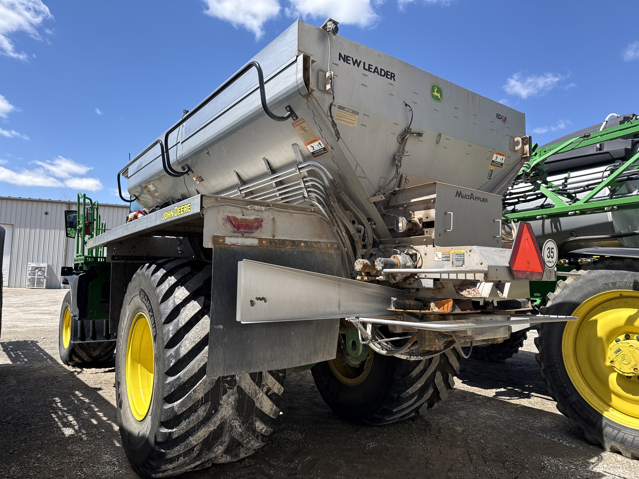 2023 John Deere 800R Image 24