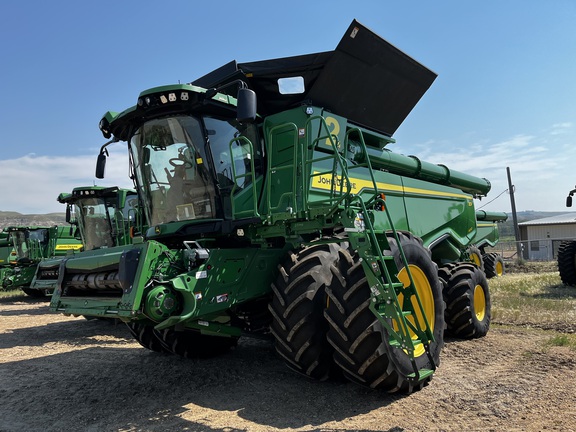 Photo of a 2021 John Deere X9 1100