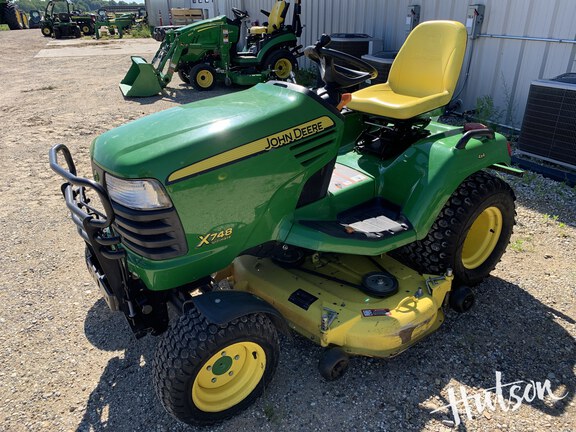 Photo of 2011 John Deere X748