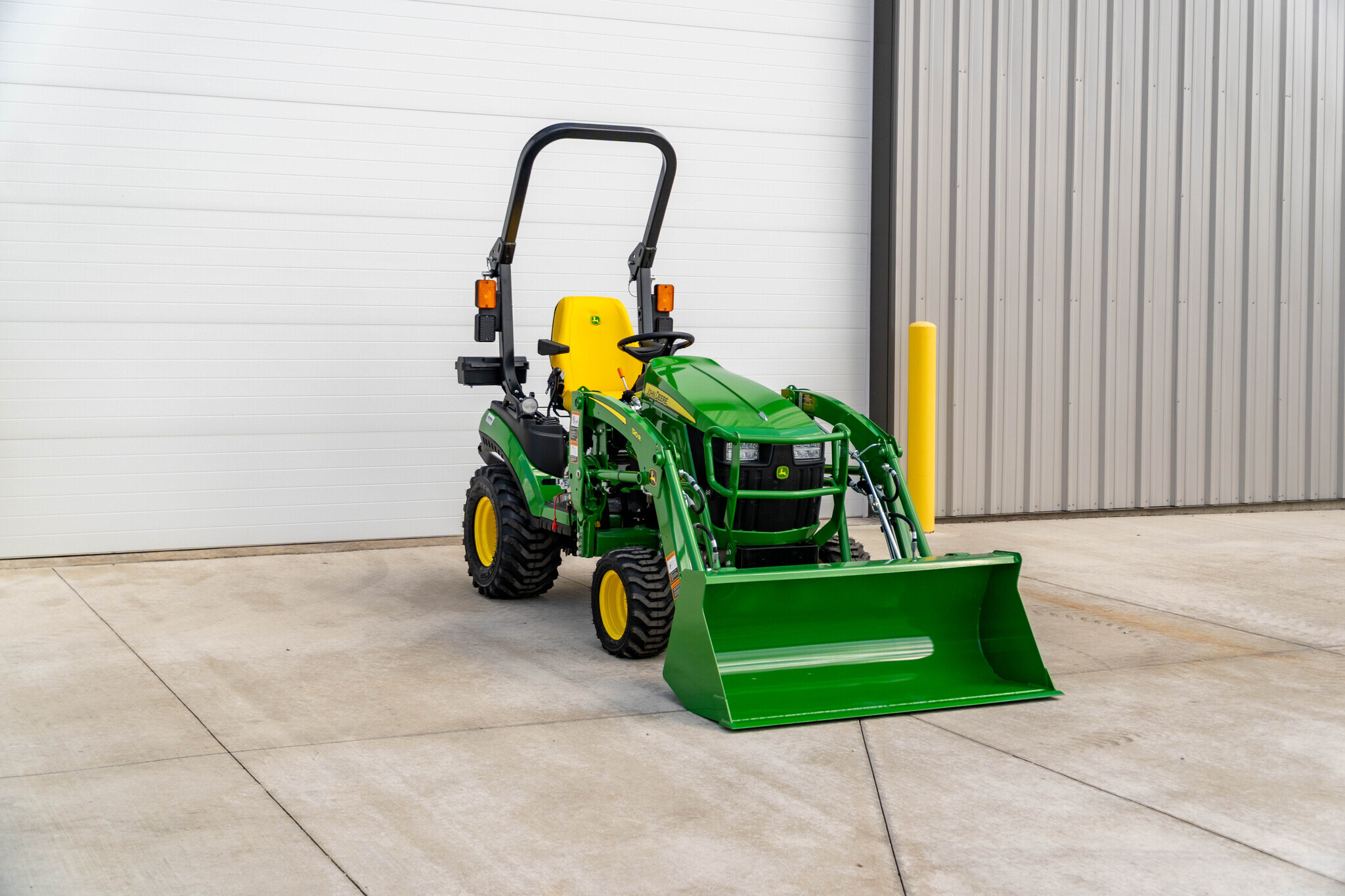 New In-Stock 2026 John Deere 1025R Compact Utility Tractors at Koenig Equipment in Oxford, OH - PhotoXL2
