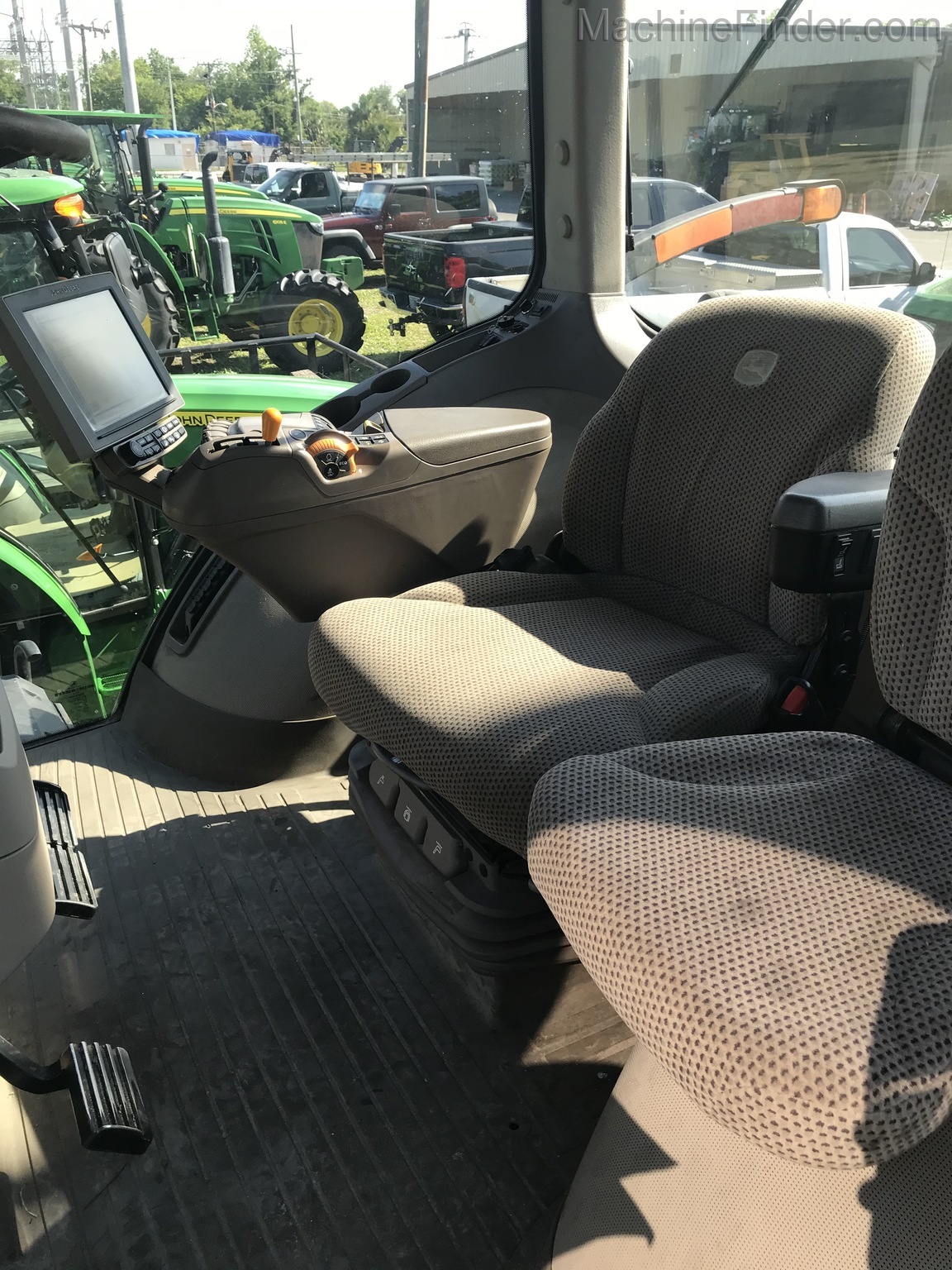 2017 John Deere 8270R Image 9