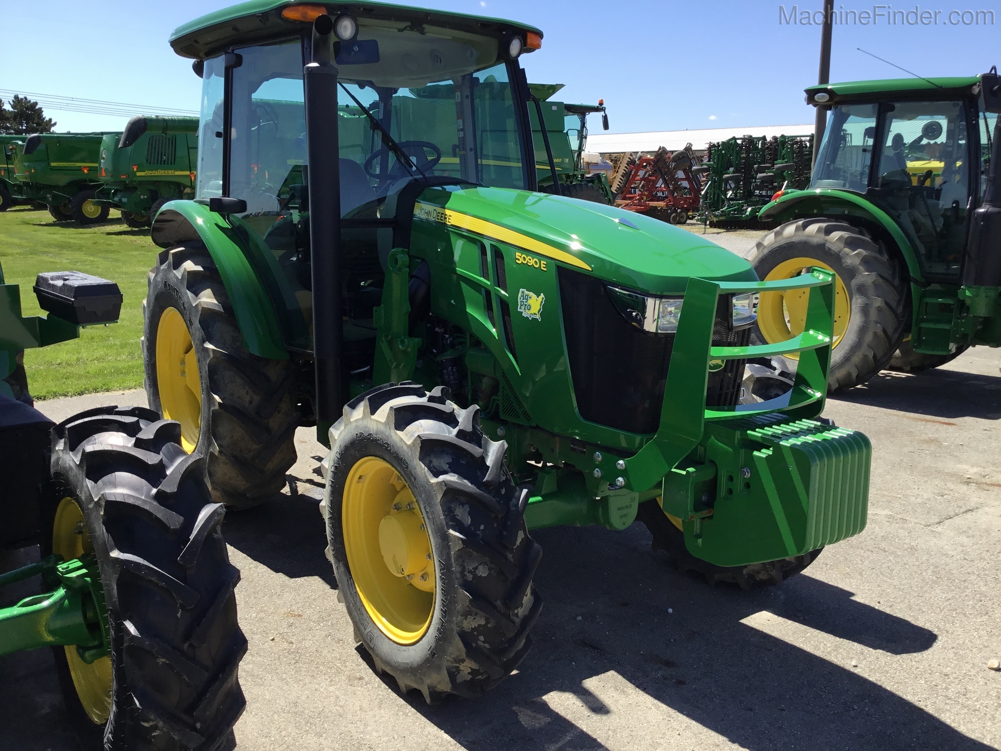 2019 John Deere 5090E Image 1