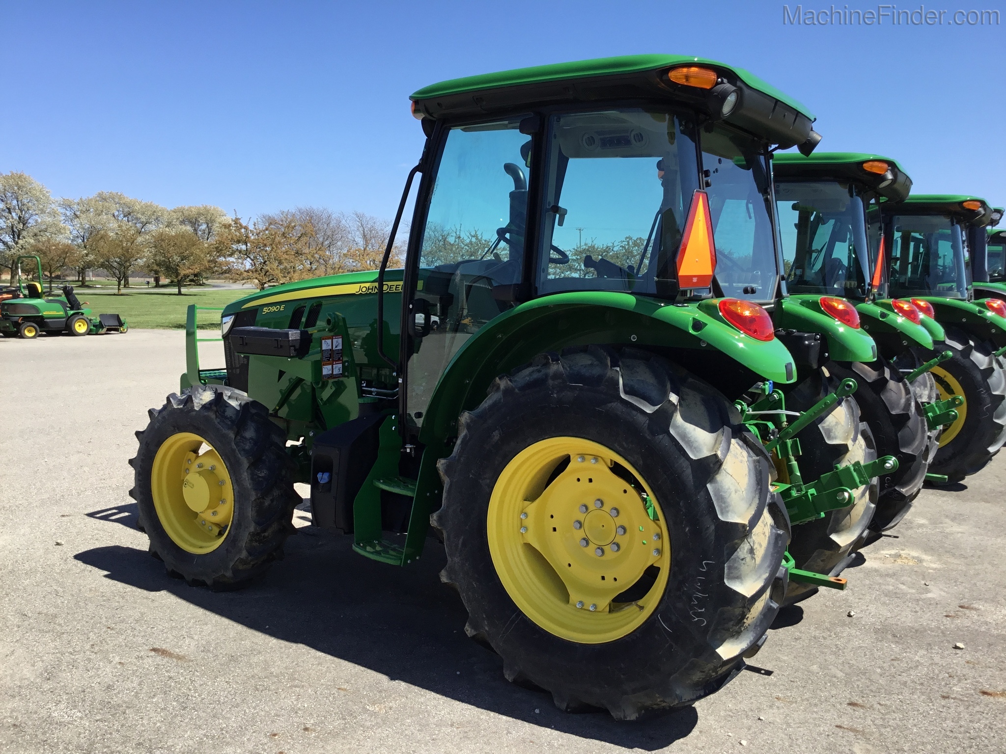 2019 John Deere 5090E Image 4