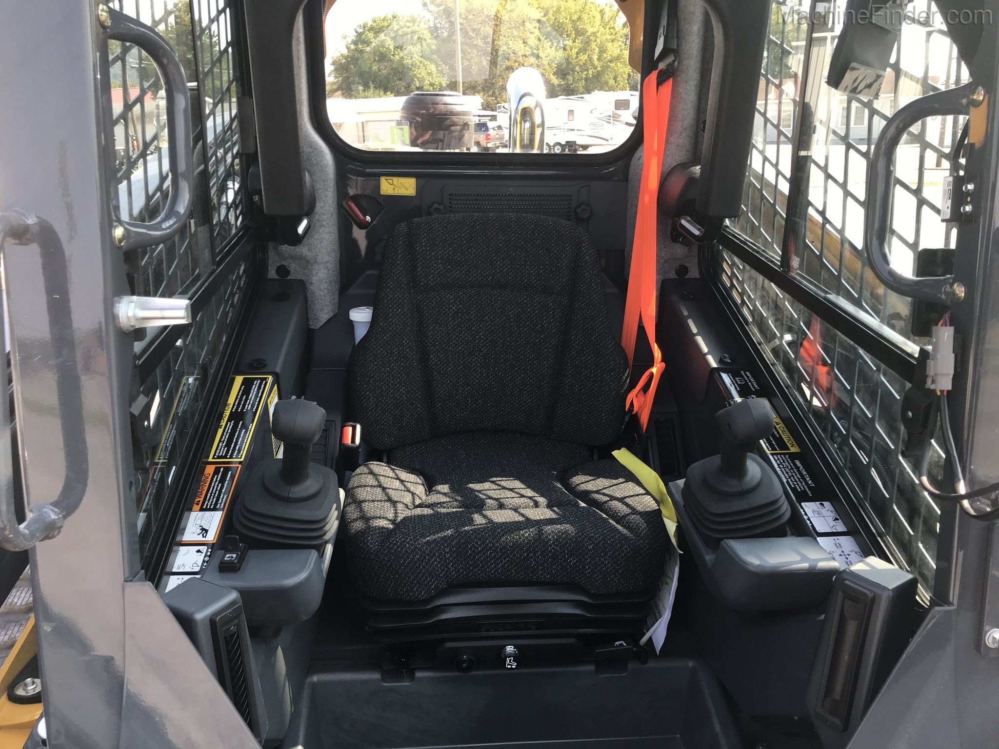 2020 John Deere 333G Image 10