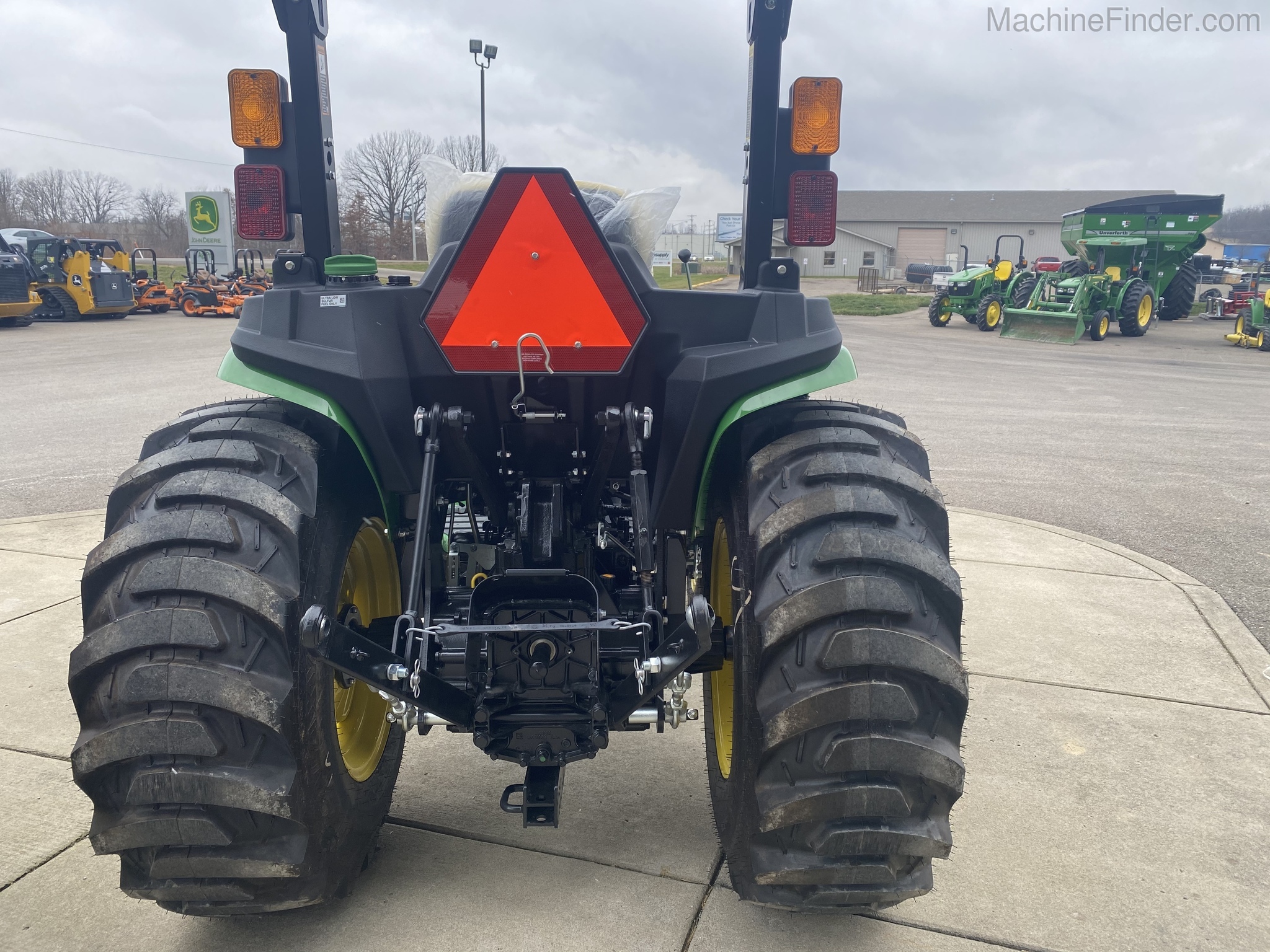 2021 John Deere 3038E Image 4