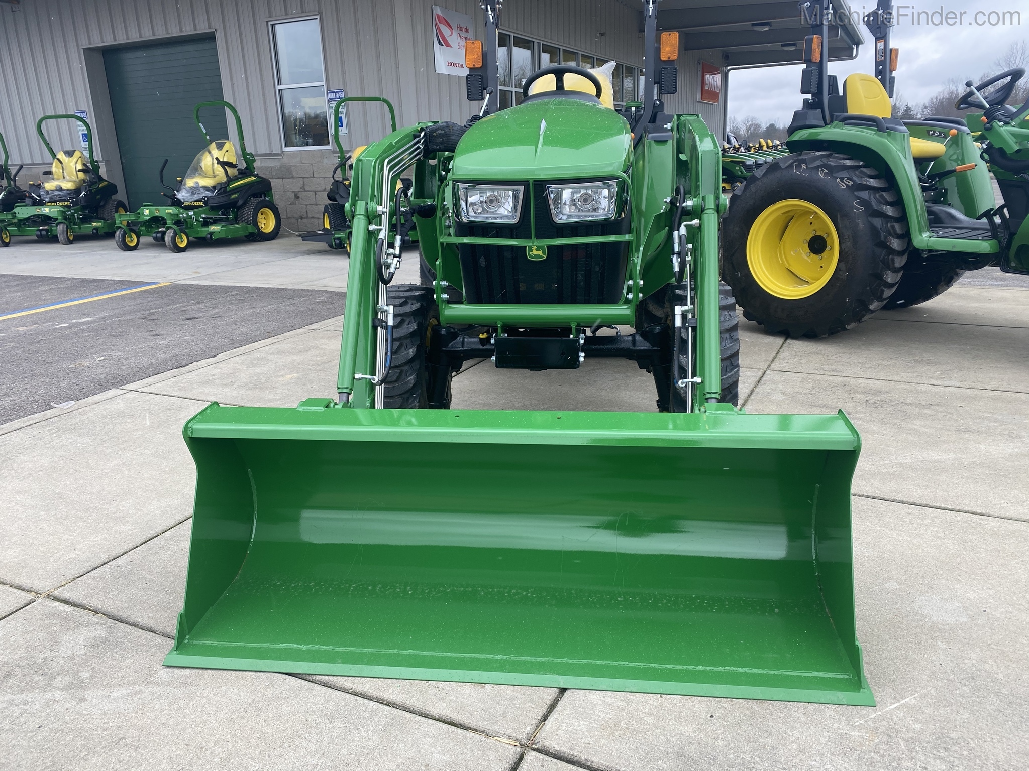 2021 John Deere 3038E Image 3