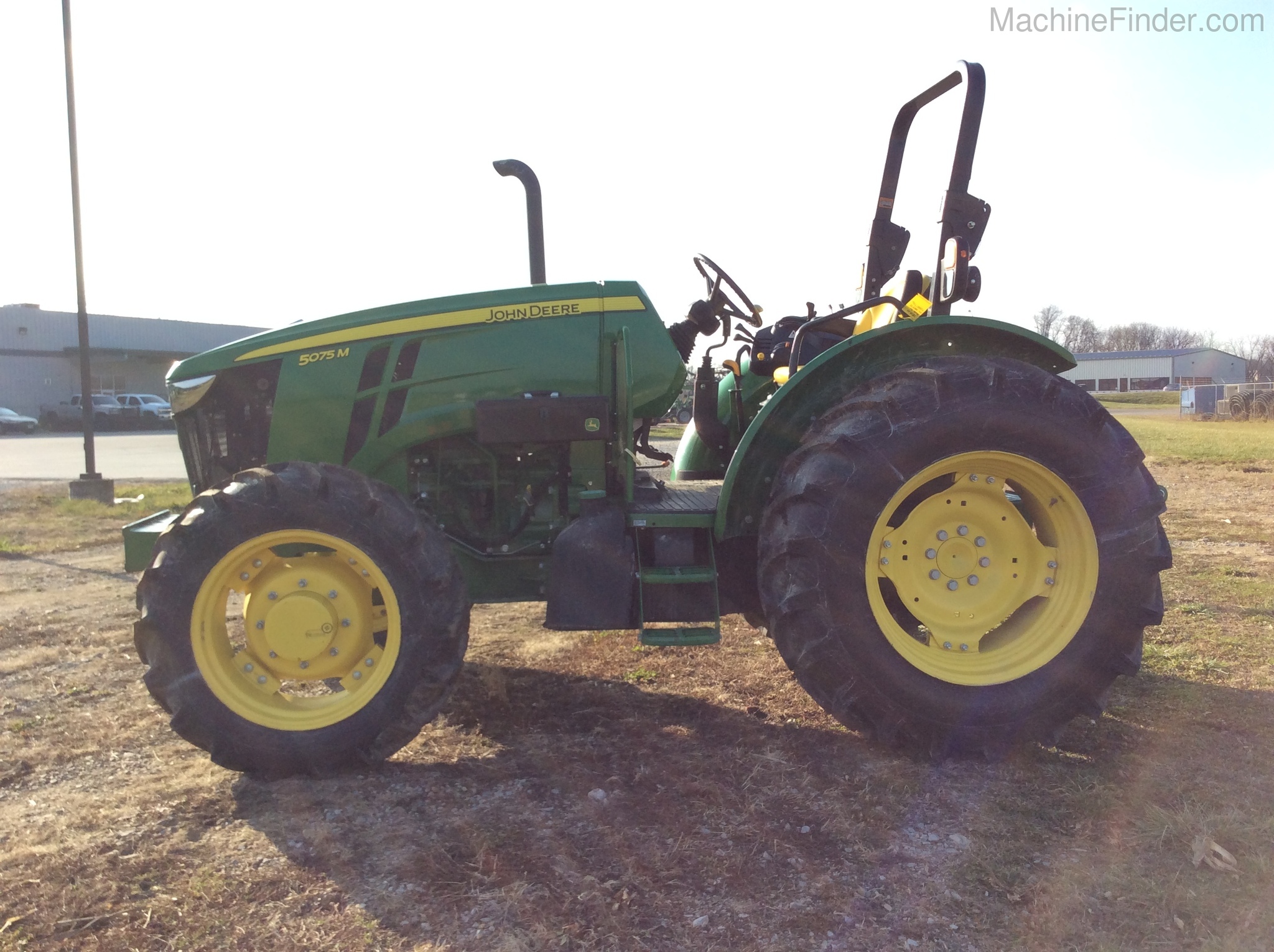 2017 John Deere 5075M Image 4
