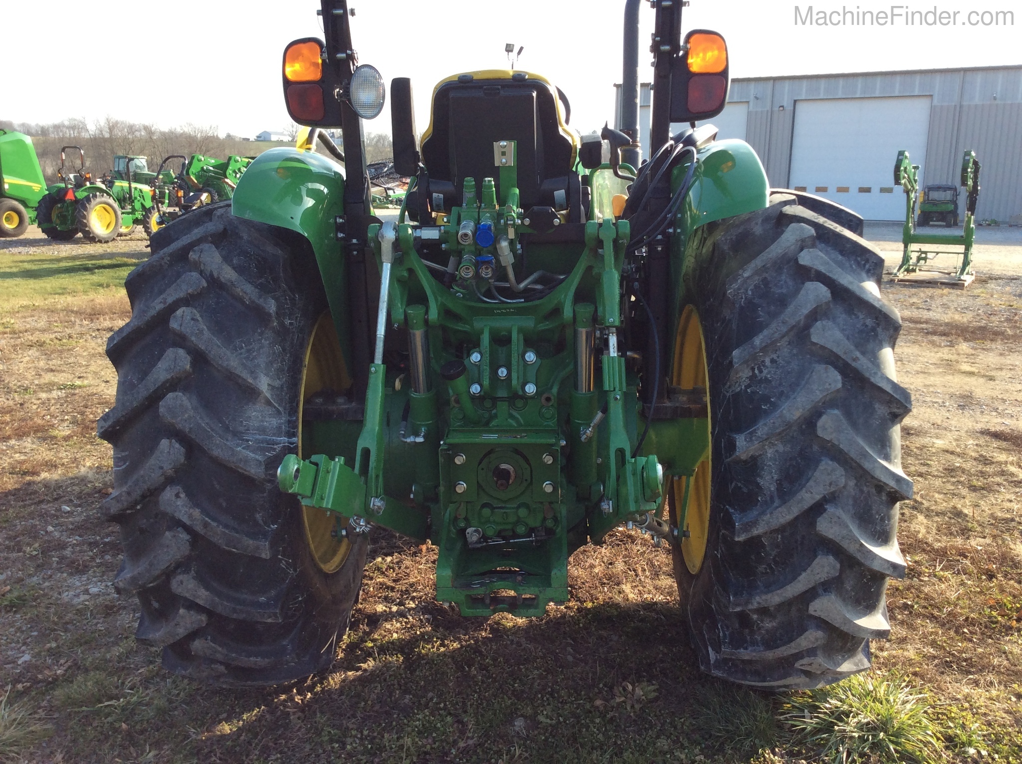2017 John Deere 5075M Image 9