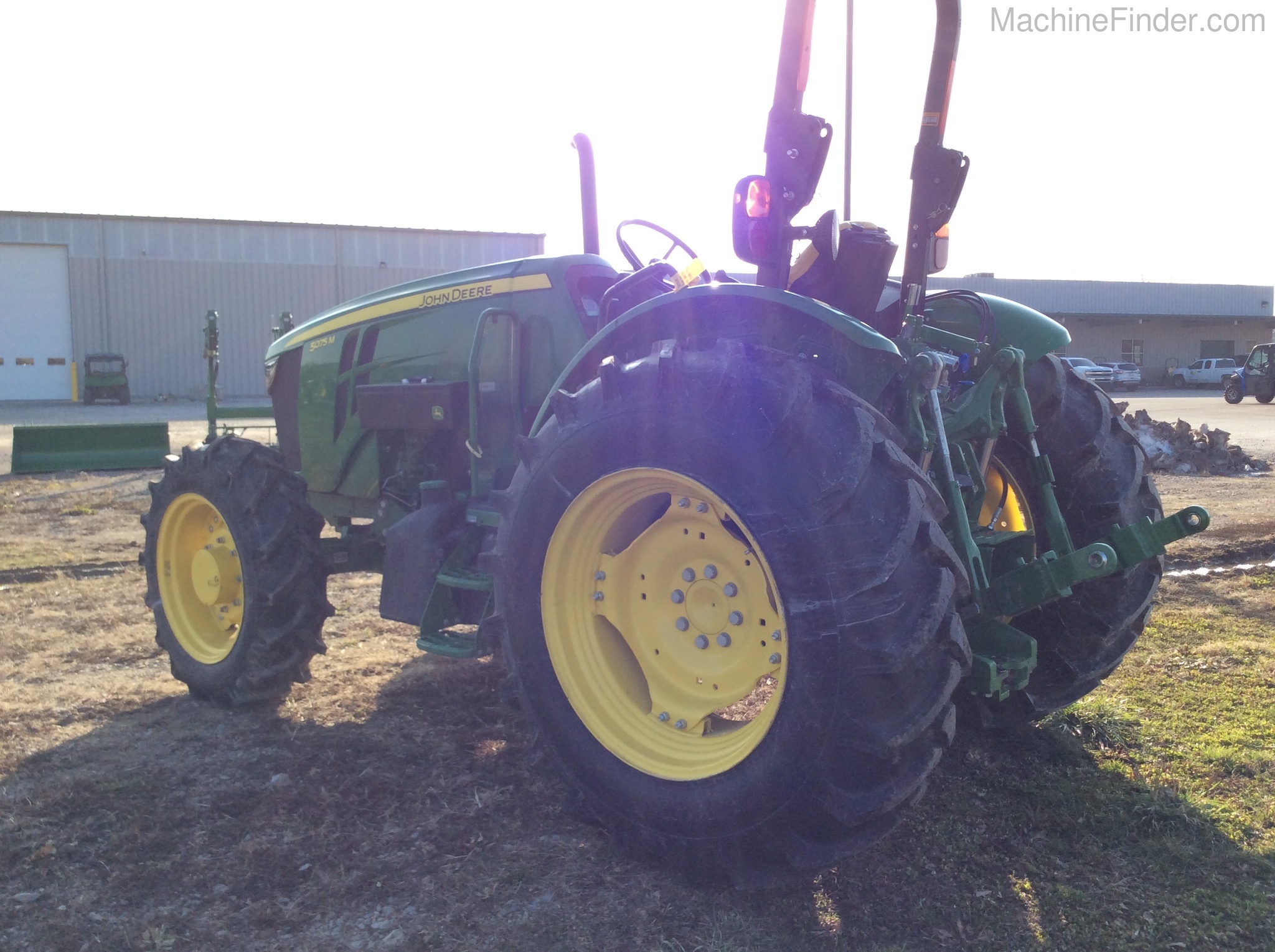 2017 John Deere 5075M Image 6
